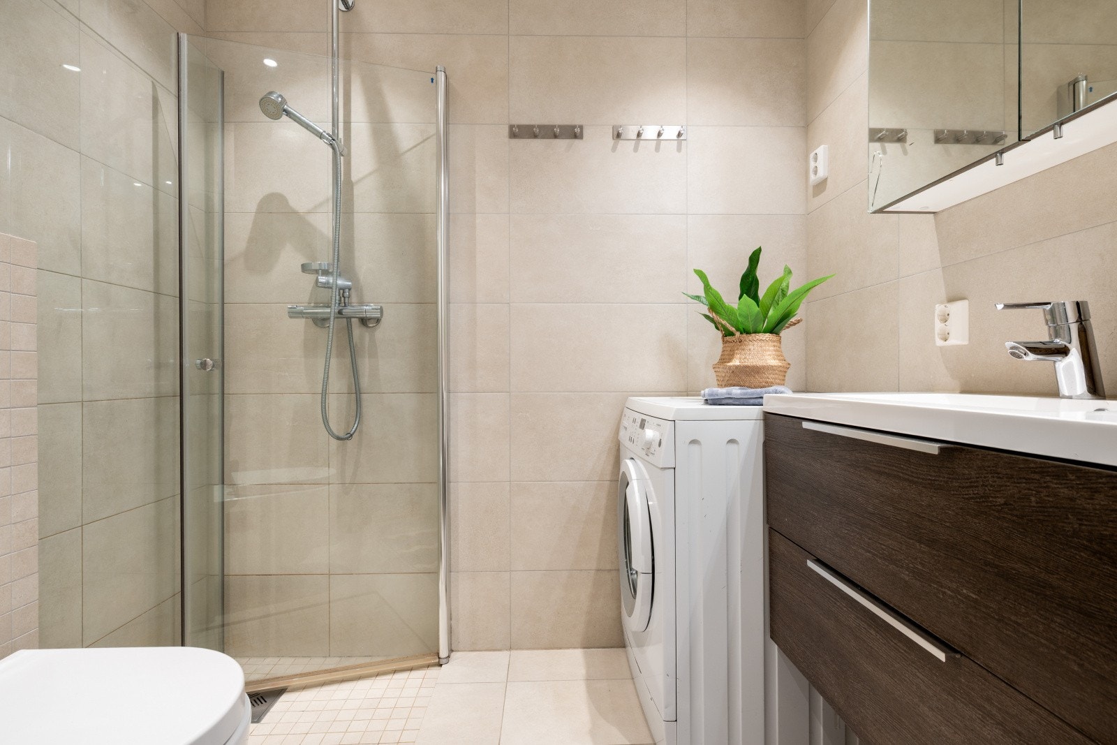 Badet er pusset opp i 2016. Fliser på vegger og gulv, samt plass til vaskemaskin. Galleribilde