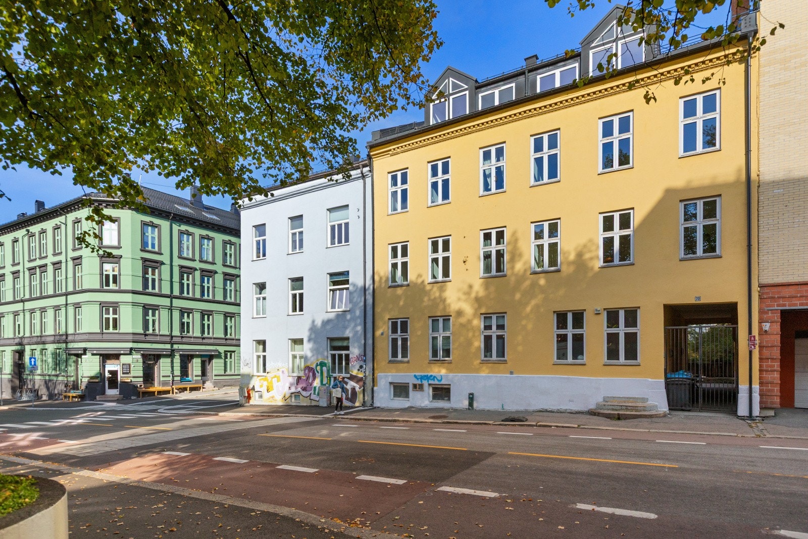 Leiligheten har en sentral og attraktiv plassering på Carl Berner. Her bor du midt i byen, men likevel tilbaketrukket fra det mest hektiske bylivet. Galleribilde