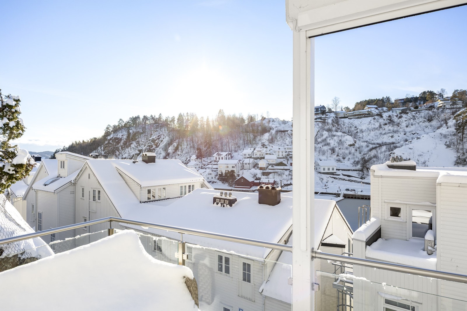 Verandaen er delvis overbygd og har en flott utsikt. Galleribilde