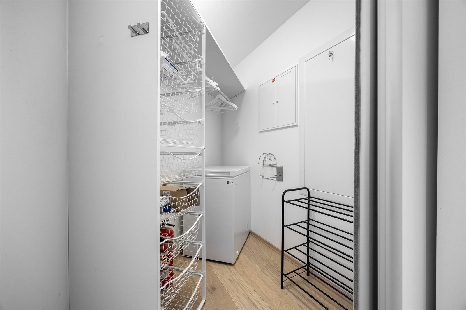 Praktisk bod/teknisk. Perfekt for oppbevaring av klær og sko. Galleribilde