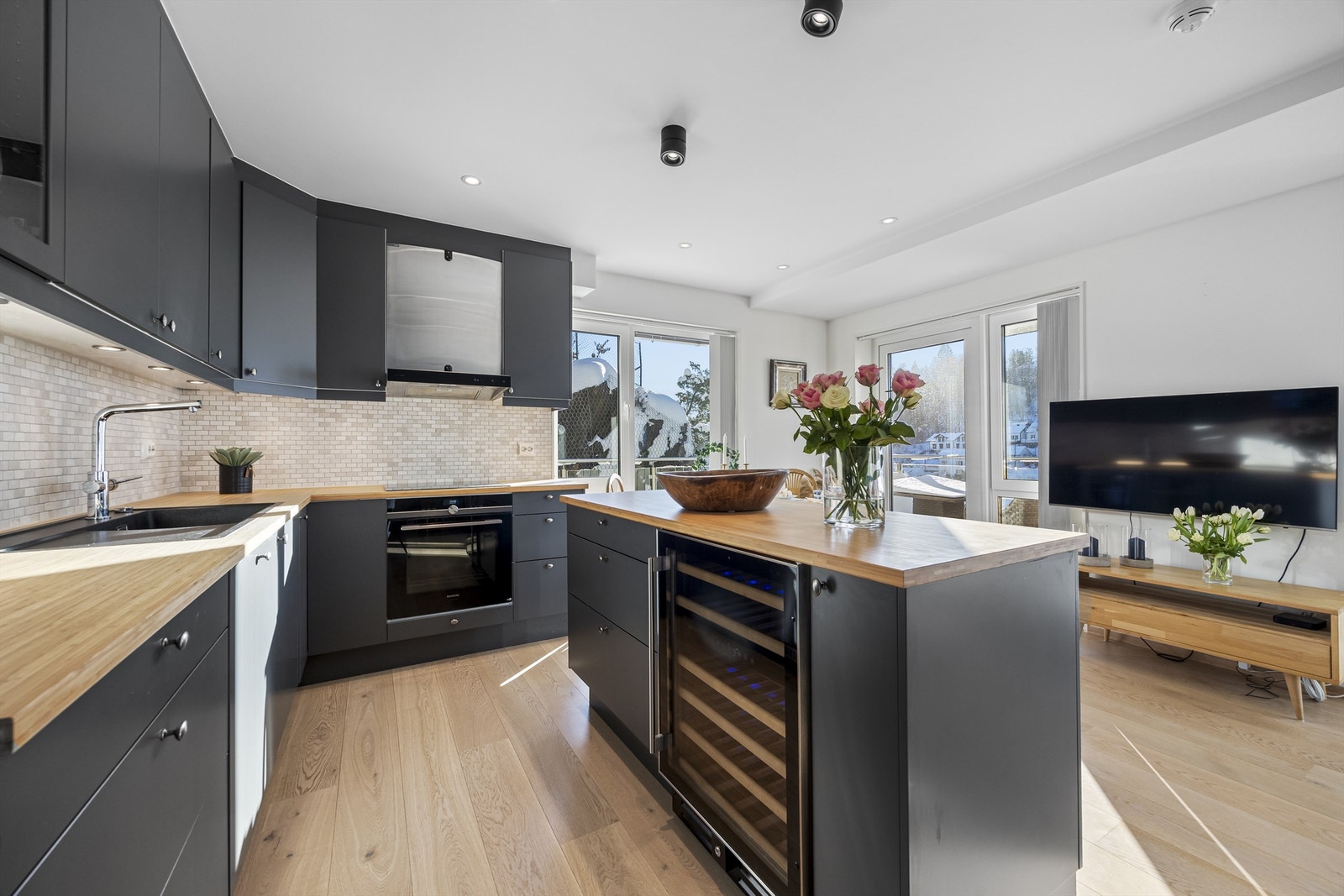 Solid kjøkken med integrerte hvitevarer, gode fargevalg og benkeplate i heltre. Her får man lyst til å være! Galleribilde