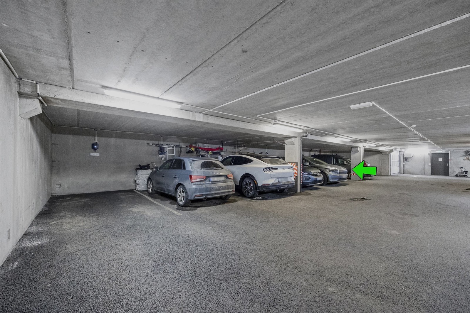 P-plass med el-billader i felles garasjeanlegg. Galleribilde