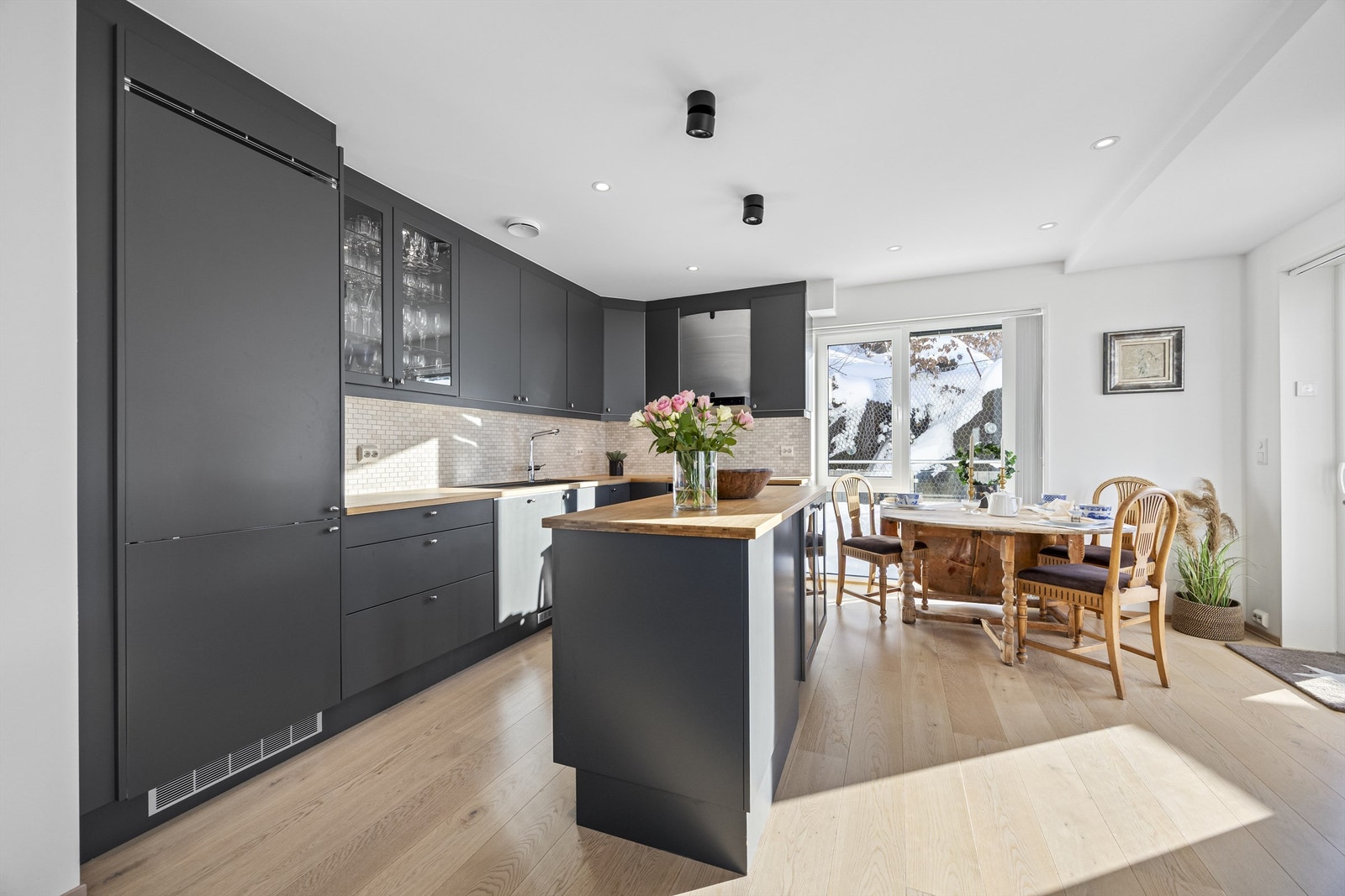 Kjøkkenet har mye skapplass og en arealeffektiv kjøkkenøy. Galleribilde