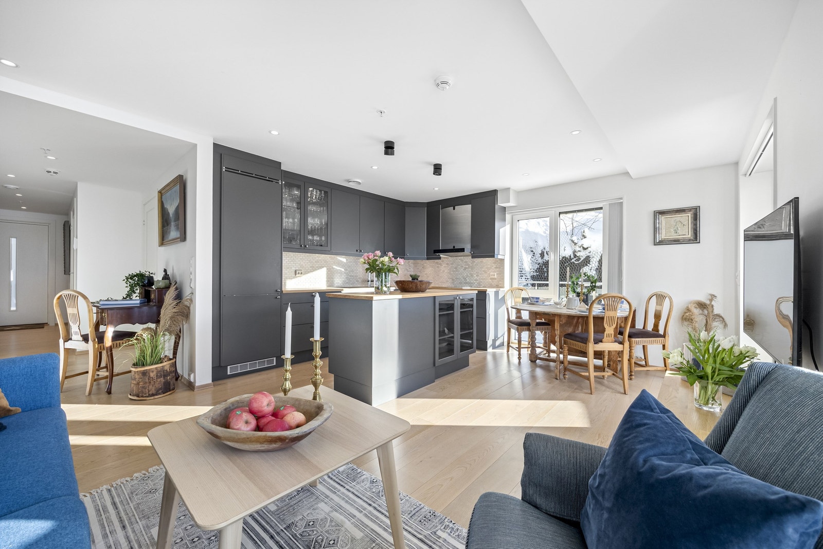 Kjøkkenet holder en høy standard. Åpen stue/kjøkken. Galleribilde