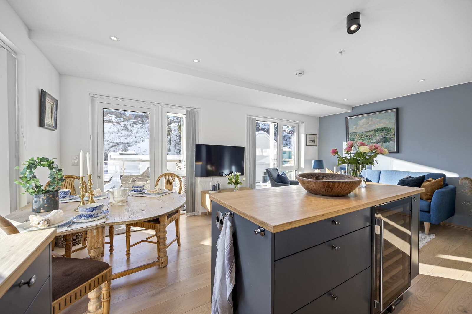 Kjøleskap, oppvaskmaskin og vinskap medfølger. Galleribilde