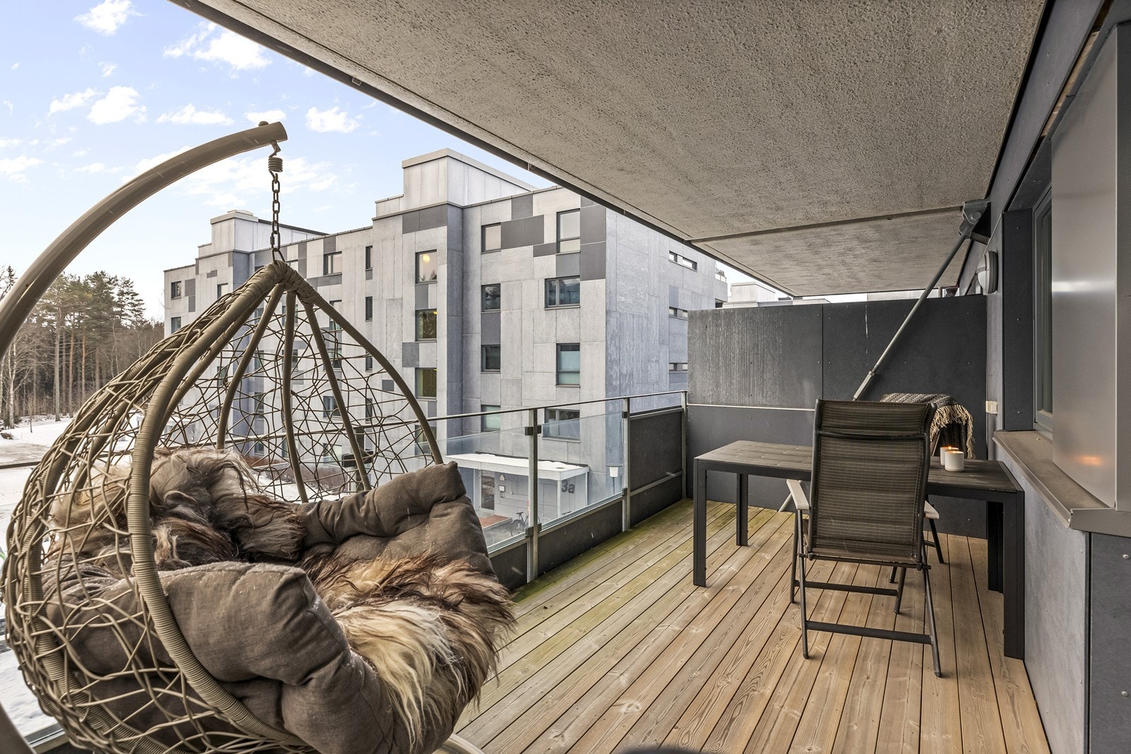 Den sørvendte romslige balkongen på 12 m² har god plass til utemøbler. Galleribilde