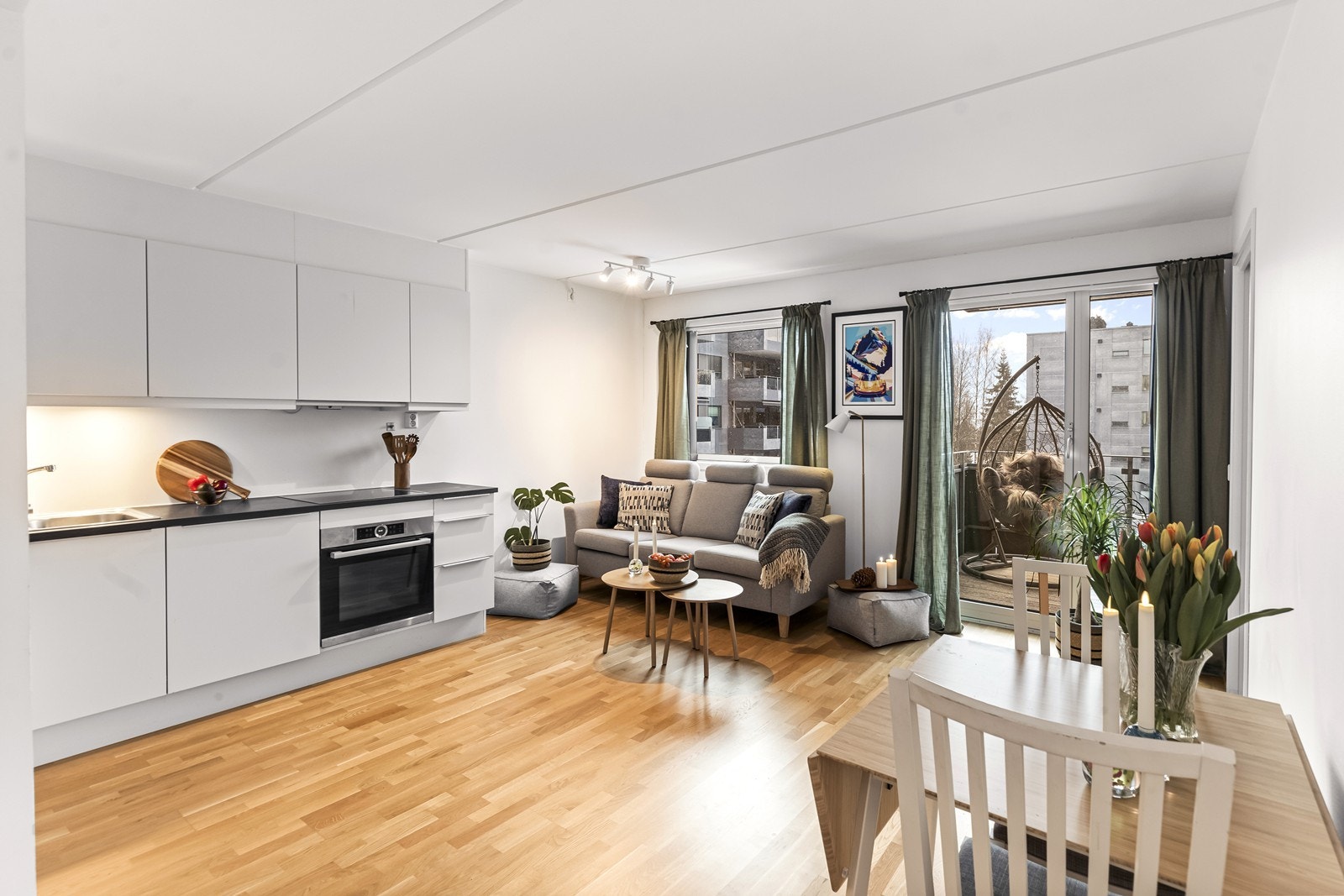 Her er det store vindusflater, lyse overflater og parkett på gulv. Galleribilde