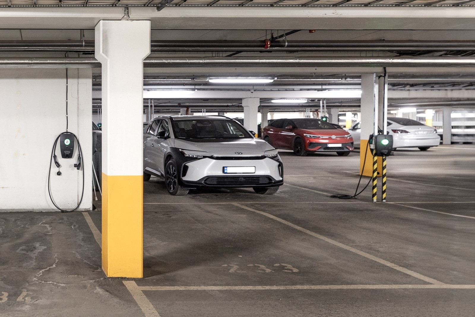 Det medfølger en egen parkeringsplass (nr. 233) med elbil lader i felles parkeringskjeller. Galleribilde