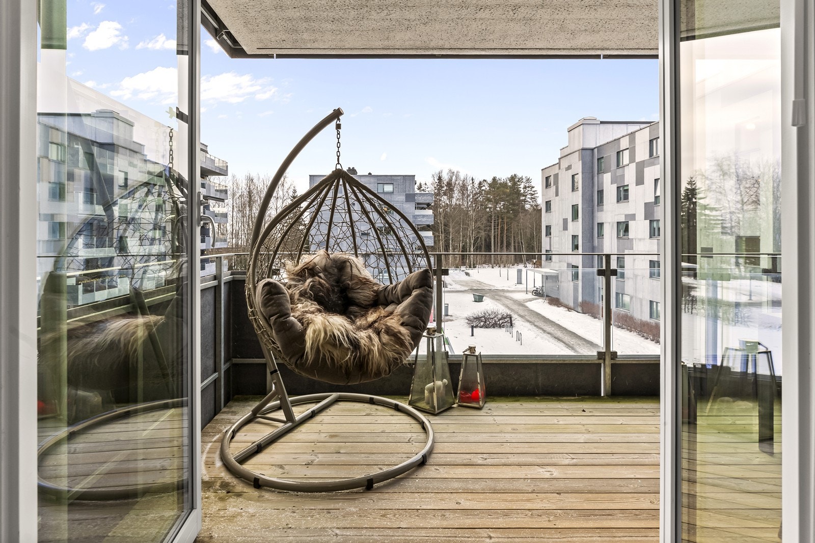 Nydelig balkong med utsyn over nærområdet! Galleribilde