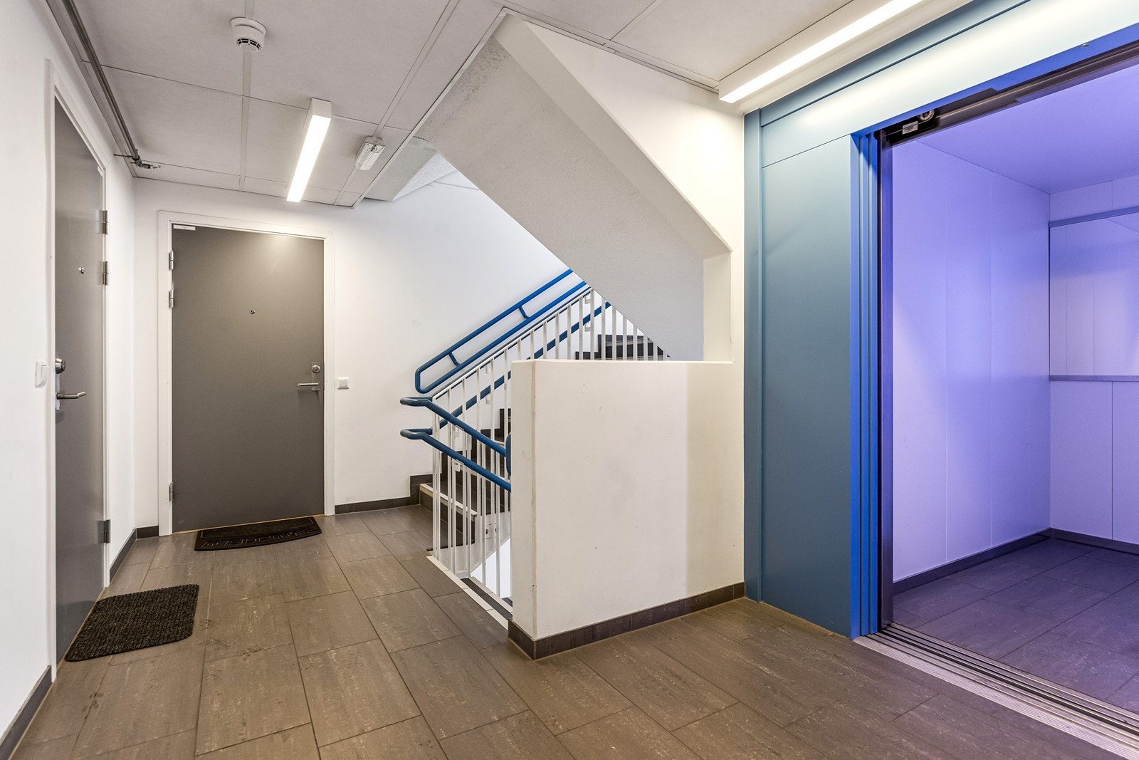 Adkomst til leiligheten i 3. etasje via felles trapperom og lett tilgang til heis. Galleribilde