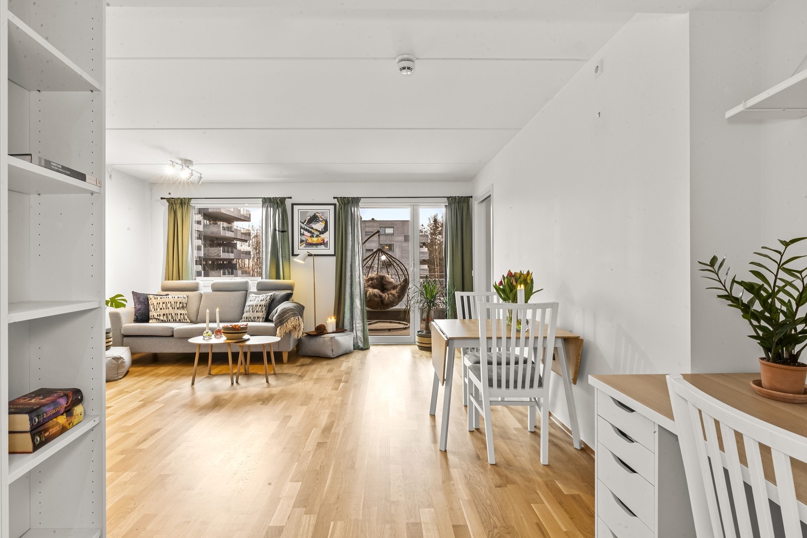 Stuen kan møbleres på flere ulike måter og det er plass til både sofagruppe og spisebord. Galleribilde