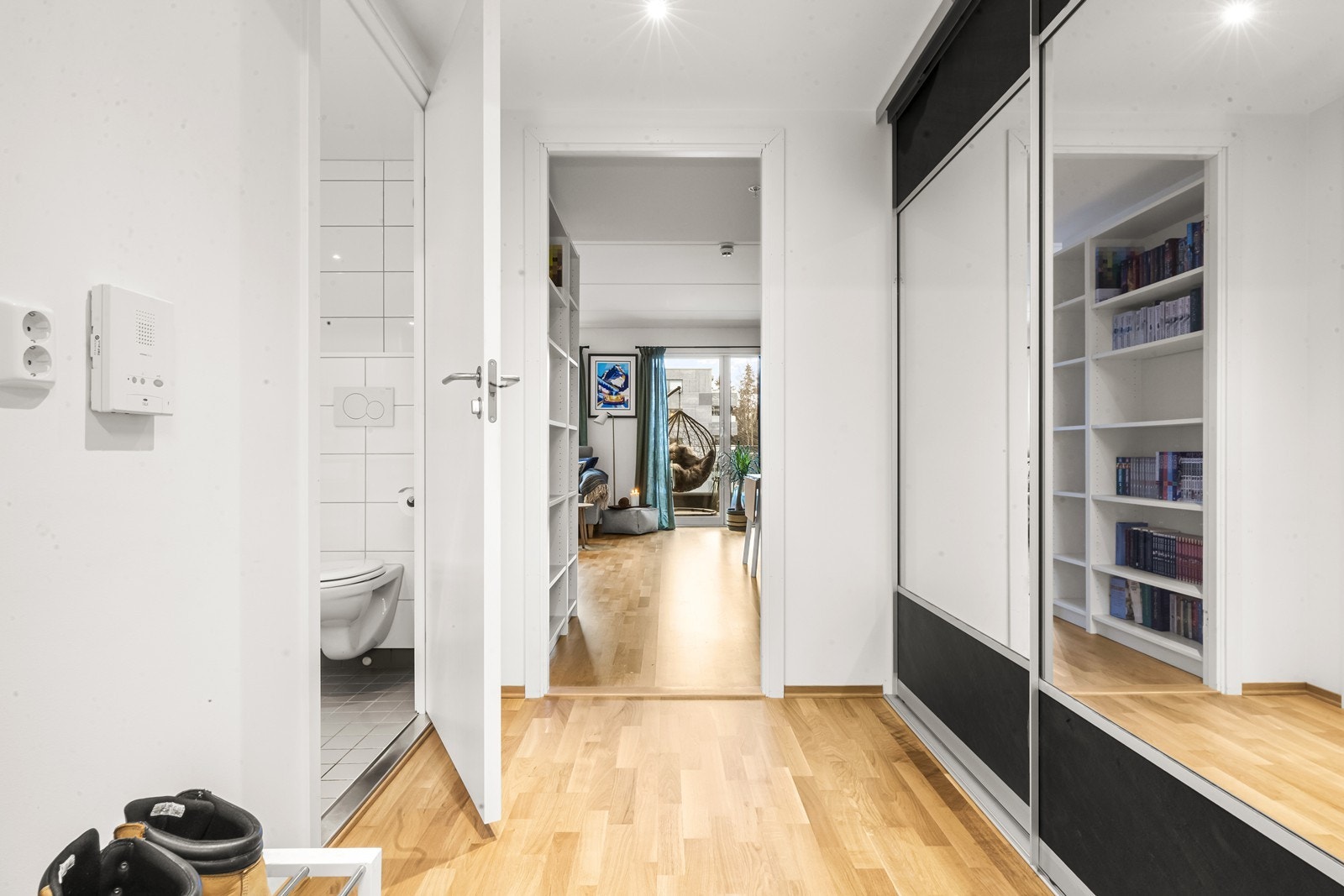 Mulighet for oppheng av yttertøy og plassering av sko i entré, hvor det også er en romslig skyvedørsgarderobe. Galleribilde