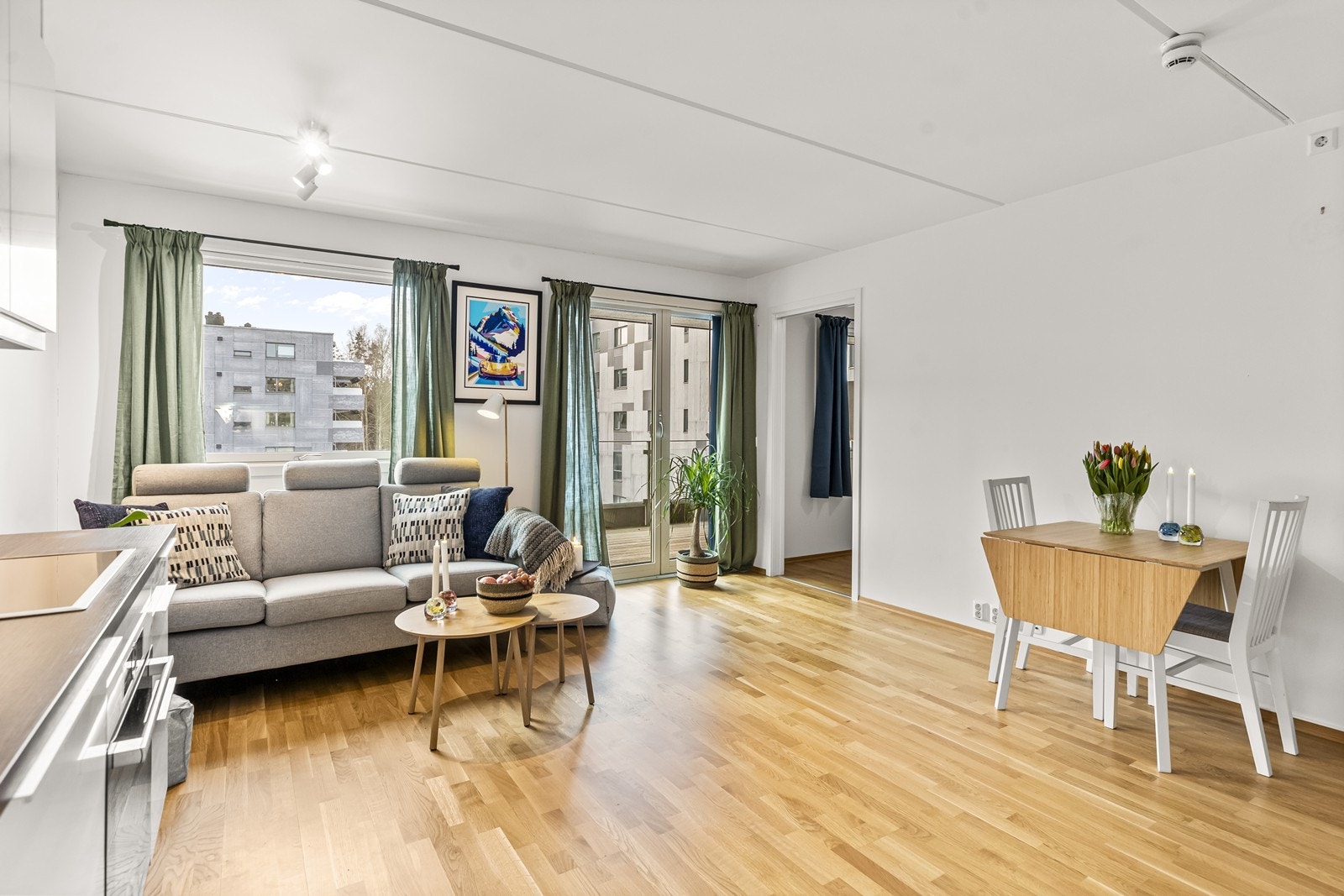 Innbydende stue med utgang til balkong og i kombinasjon med kjøkken. Galleribilde