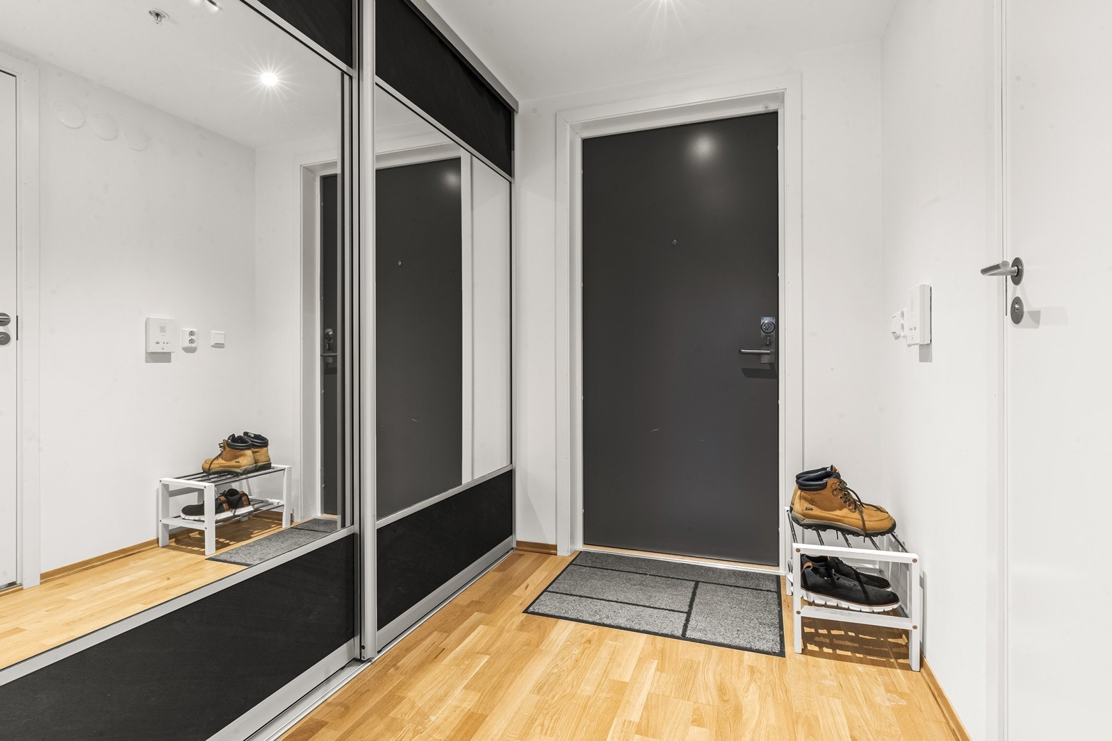 Hyggelig entré med lyse overflater og parkett på gulv. Galleribilde