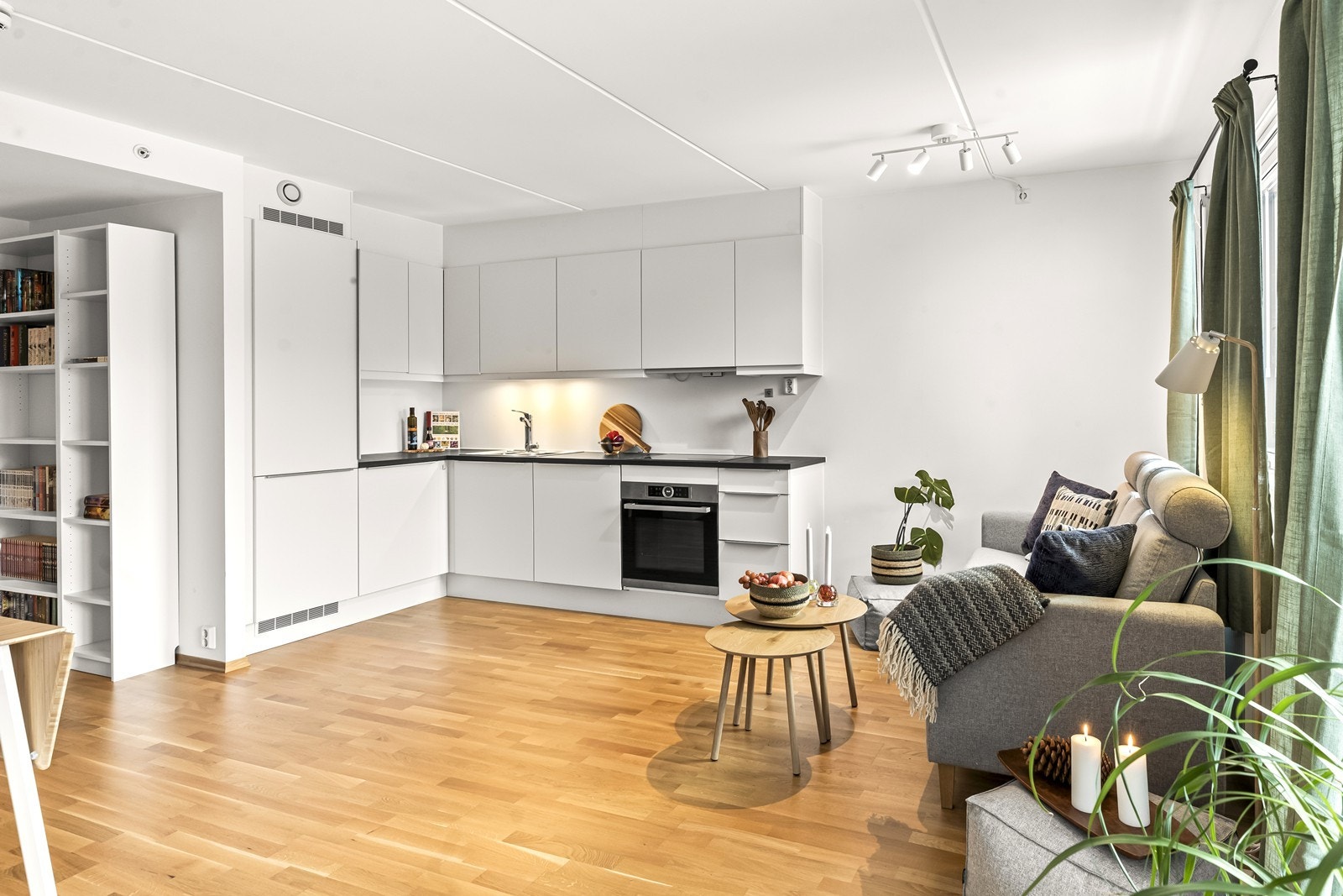 Kjøkken i åpen løsning med stue og med plass til spisebord. Galleribilde