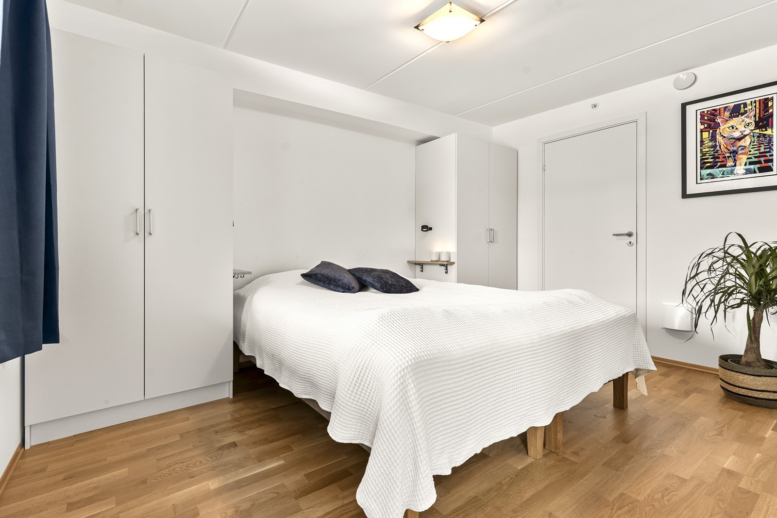 Naturlig plass for dobbeltseng og fin vindusflate som gir rikelig med naturlig lys til rommet. Dør til innvendig bod. Galleribilde