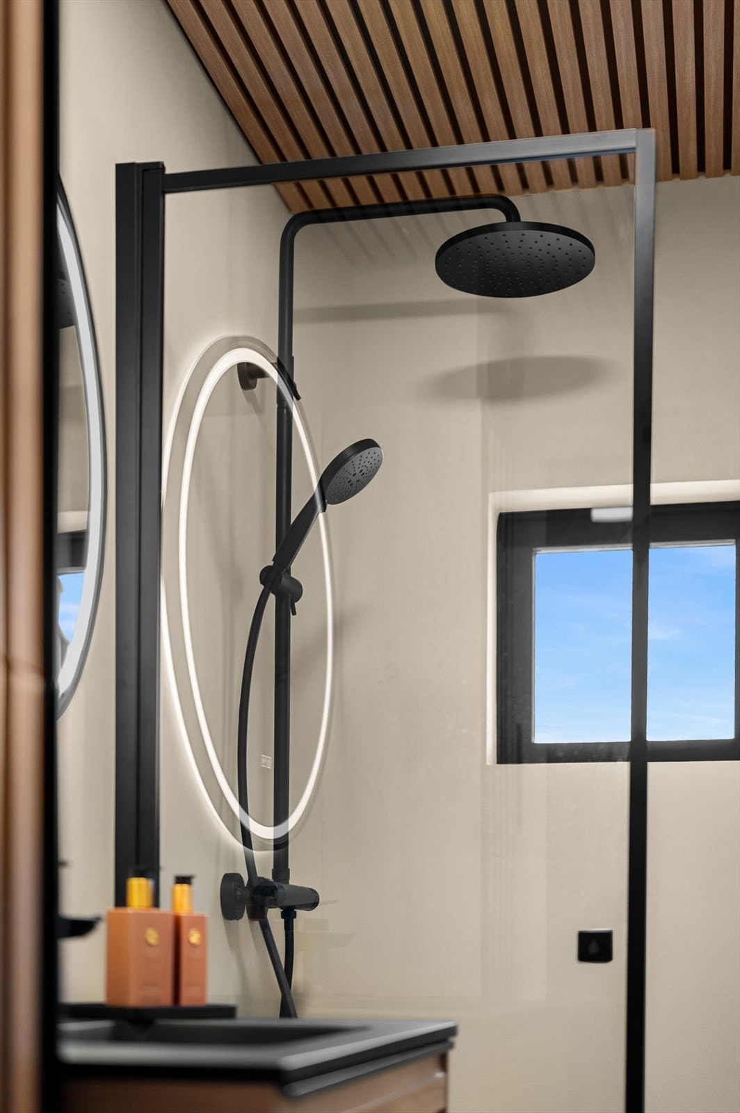 Badet har godt med lagringsplass i skuffer og høyskap. Regndusj og spileplater i tak. Galleribilde