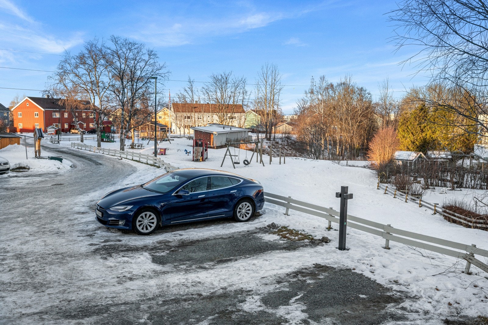Det følger oppstilligsplass med elbil-lader med leiligheten. Denne laderen følger salget. Galleribilde