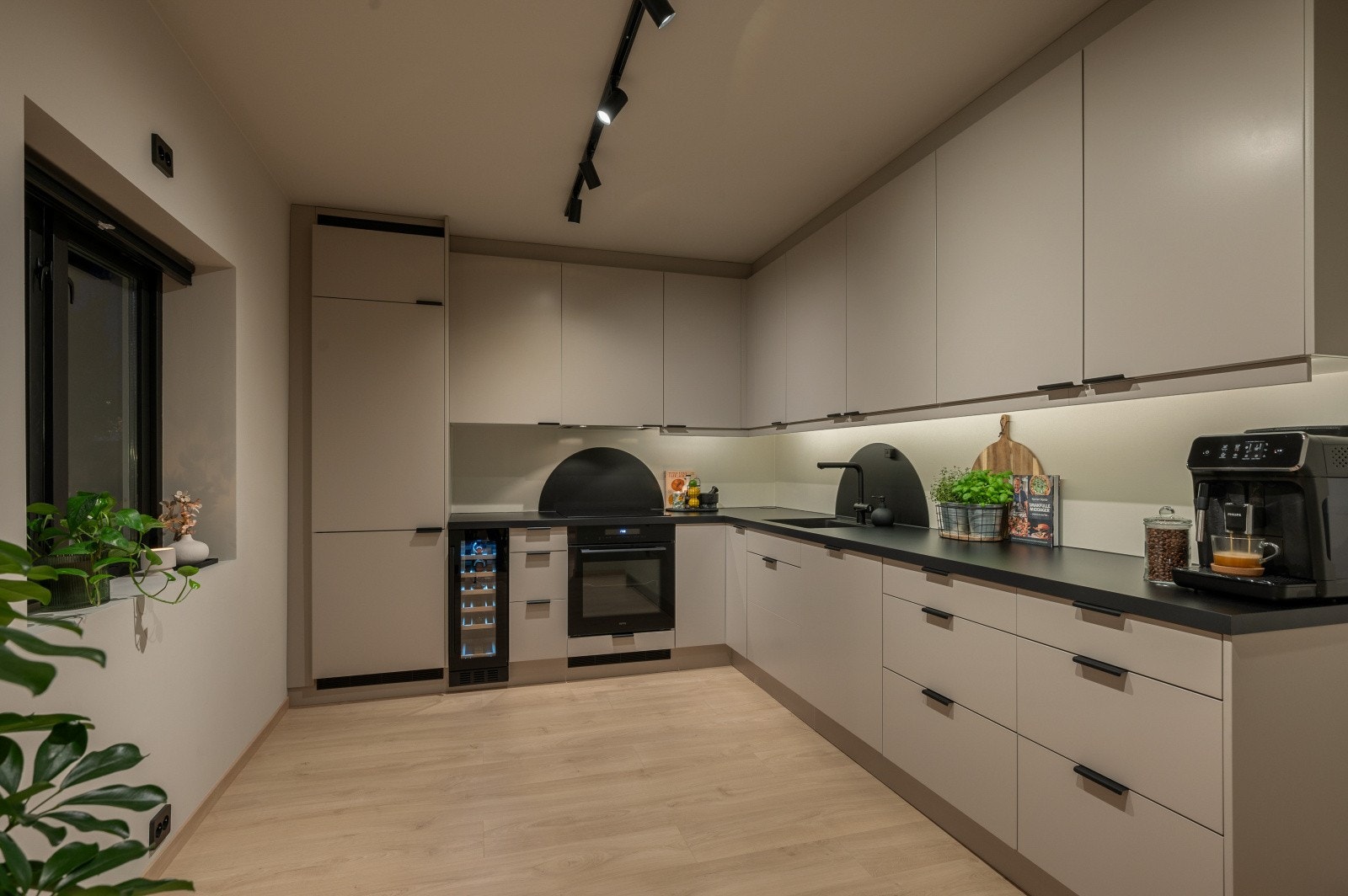 Lekkert kjøkken fra 2025 med TG 0 og TG 1 i tilstandsrapport. Kjøkkenet har mye lagringsplass og god benkeplass for den som liker å kokkelere. Galleribilde