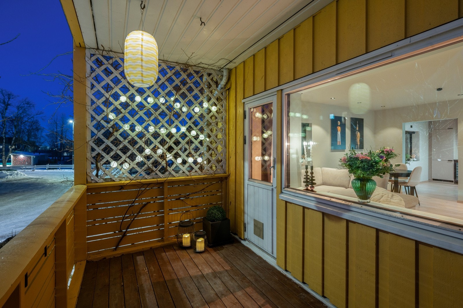 Stuen har utgang til vestvendt veranda. Her er det flotte solforhold på ettermiddag og kveld. Galleribilde