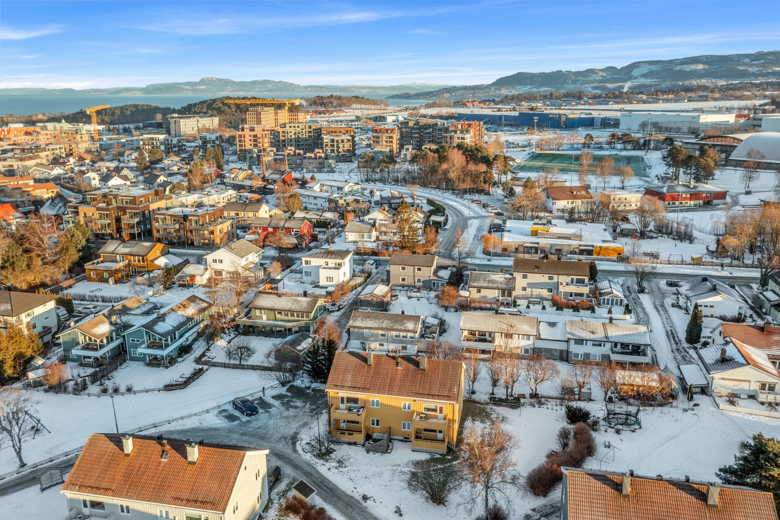 Det er kort vei til flere store arbeidsplasser, dagligvare, flere barnehager og skolen. Man har bussholdeplass like ved borettslaget og det er gangavstand til Sirkus shopping og Valentinlystsenteret. Galleribilde