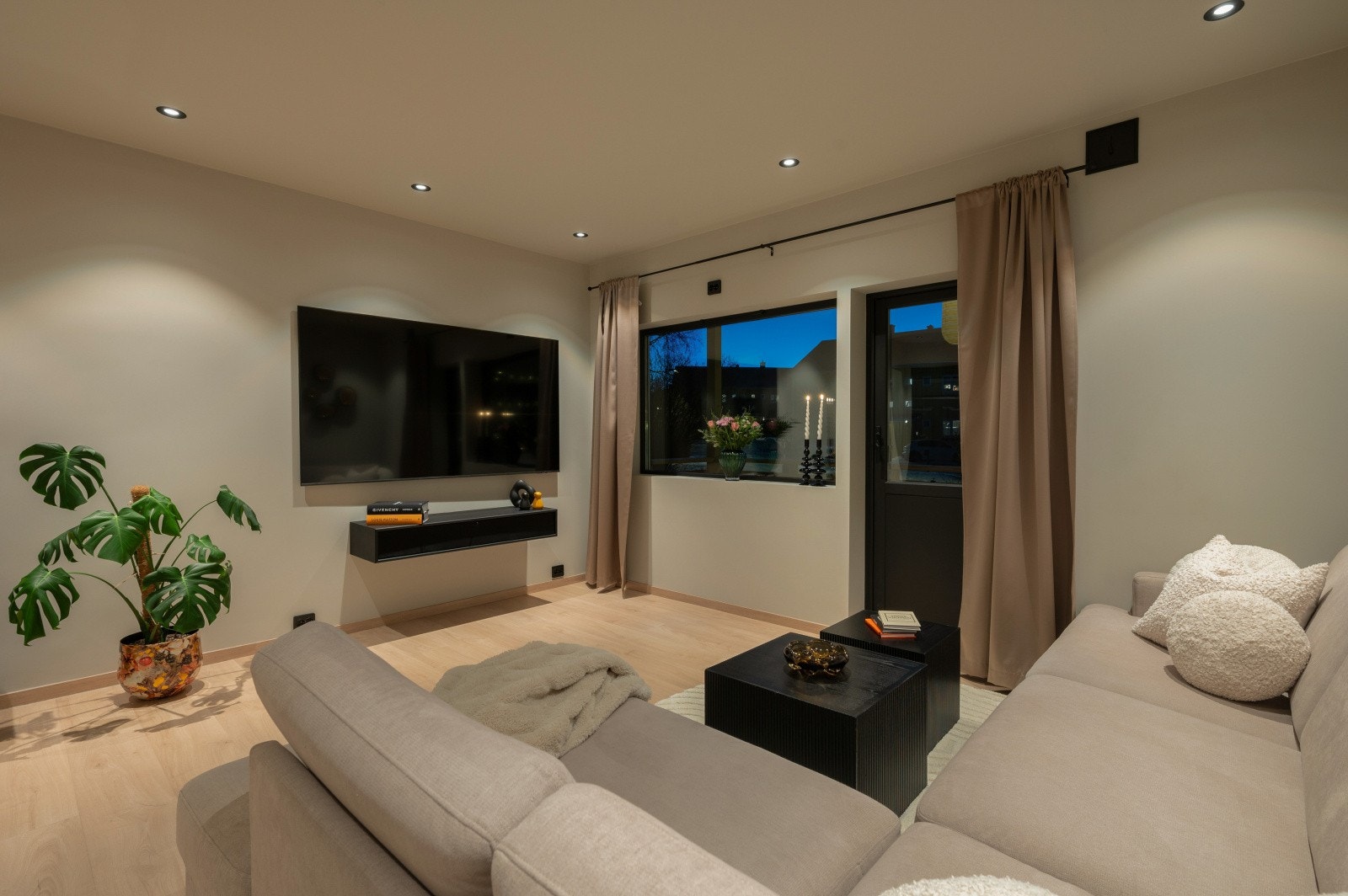 Oppholdsrommene er til sammen 32,5 m² og har god plass til både tv-stue og spisestue. Galleribilde