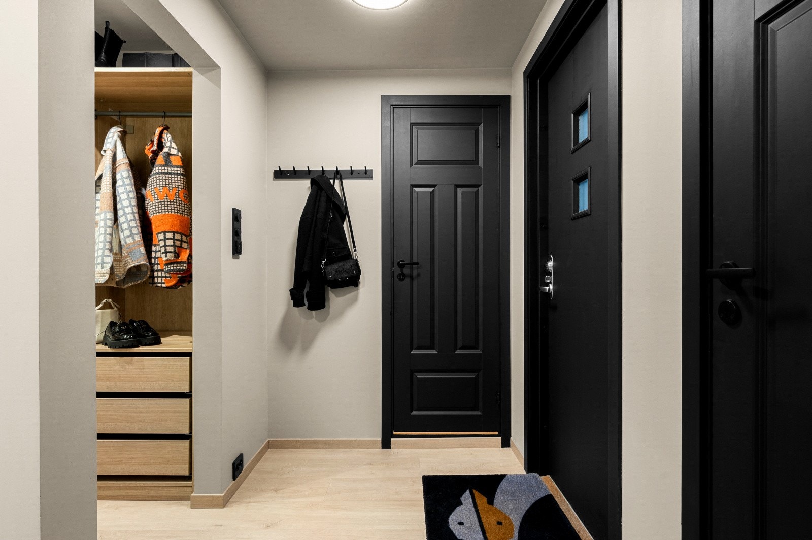 Fra entrèen er det inngang til WC-rom og bad og hovedsoverommet. Galleribilde