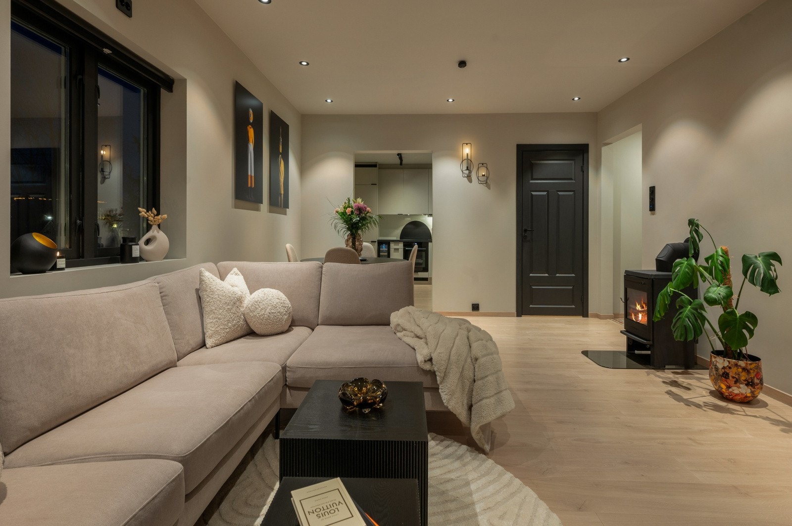 Primær oppvarmingskilde er gulvvarme og om strømmen blir borte kan man fyre i vedovnen. Galleribilde