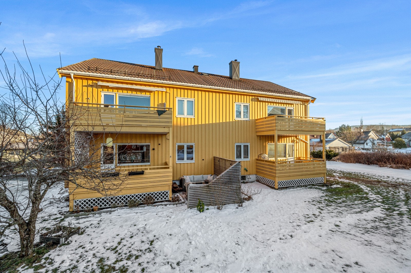 Velkommen til Strindheim Hageby og denne lekre leiligheten, ypperlig plassert innerst i feltet i Hanna Winsnes` veg 4 - Leiligheten er totaloppusset, har gjennomgående høy standard, vestvendt balkong med nedgang til platting, hage og P-plass. Galleribilde