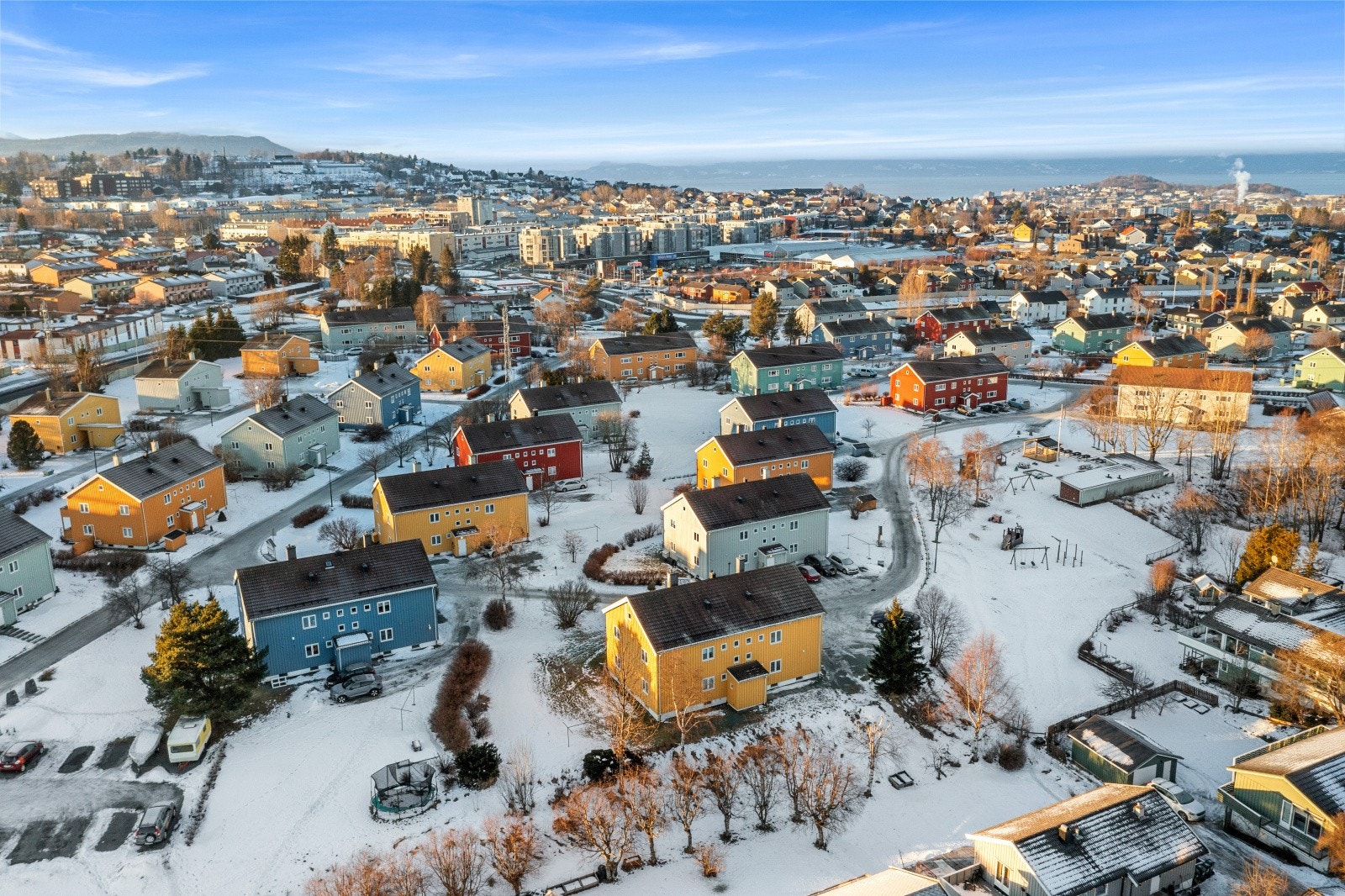 Leiligheten ligger innerst i boligfeltet, tilbaketrukket fra trafikk og ferdsel. Parkering for huset skjer ved boligen og leiligheten disponerer fast plass med elbil-lader. Galleribilde