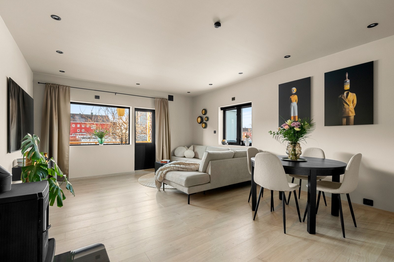 Leiligheten har gjennomgående høy og moderne standard etter totaloppussing i 2025. Alle oppholdsrom har gulvvarme, det er etablert nytt elektrisk opplegg og nytt rør-opplegg til leiligheten og stort sett alle overflater er fra 2025. Galleribilde