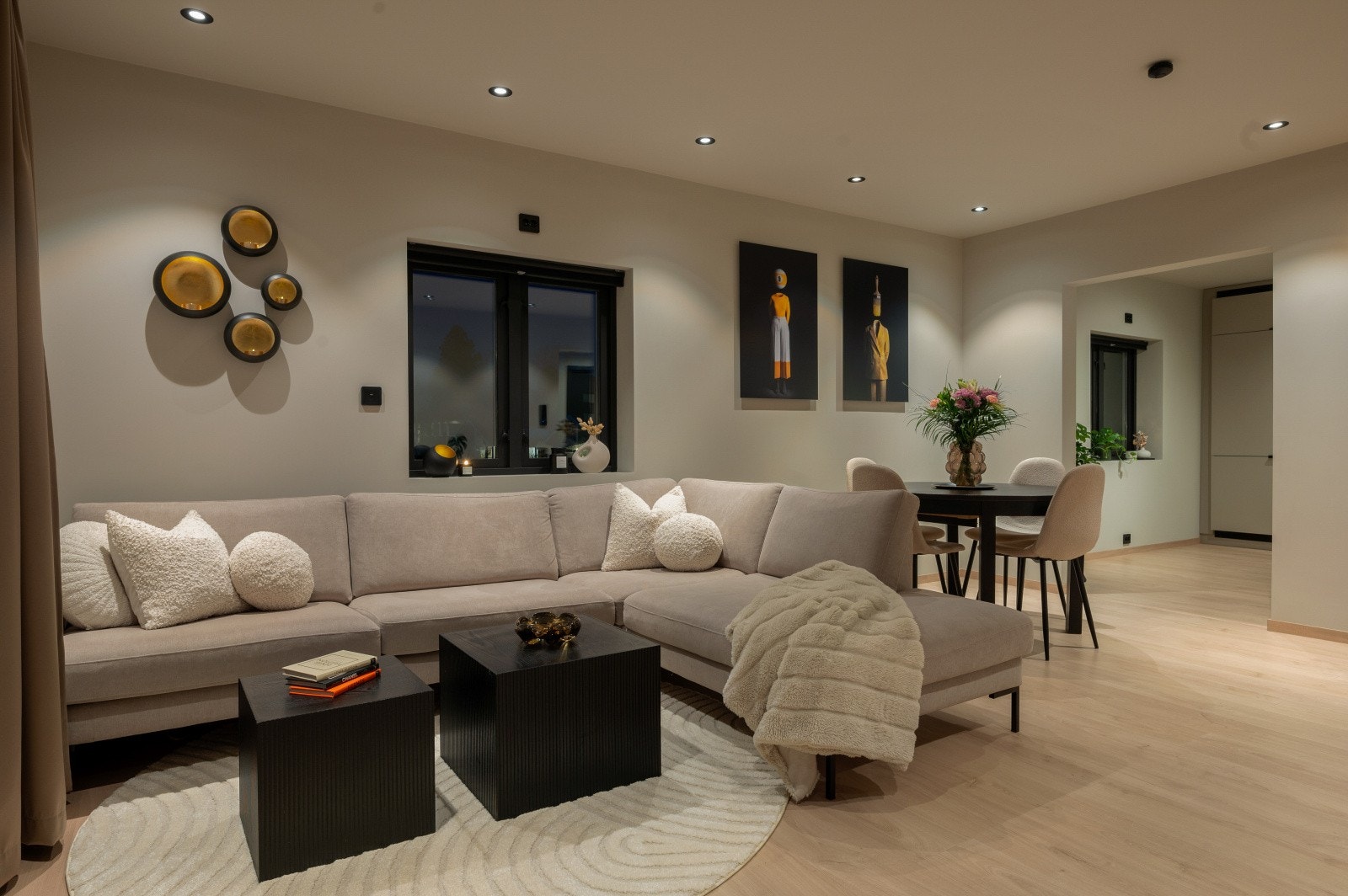 Leiligheten er malt opp i moderne fargevalg som står i stil med gulvet. Det er delvis åpen løsning mot kjøkkenet slik at man kan være sosial med middagsgjestene. Galleribilde