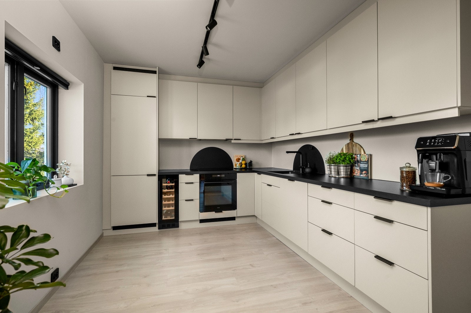 Lekkert kjøkken fra 2025 med integrerte hvitevarer, svært god lagringsplass i overskal og skuffer. Induksjonstopp, oppvaskmaskin, komfyr, vinskap og kjøl/ fryseskap følger handelen. Galleribilde