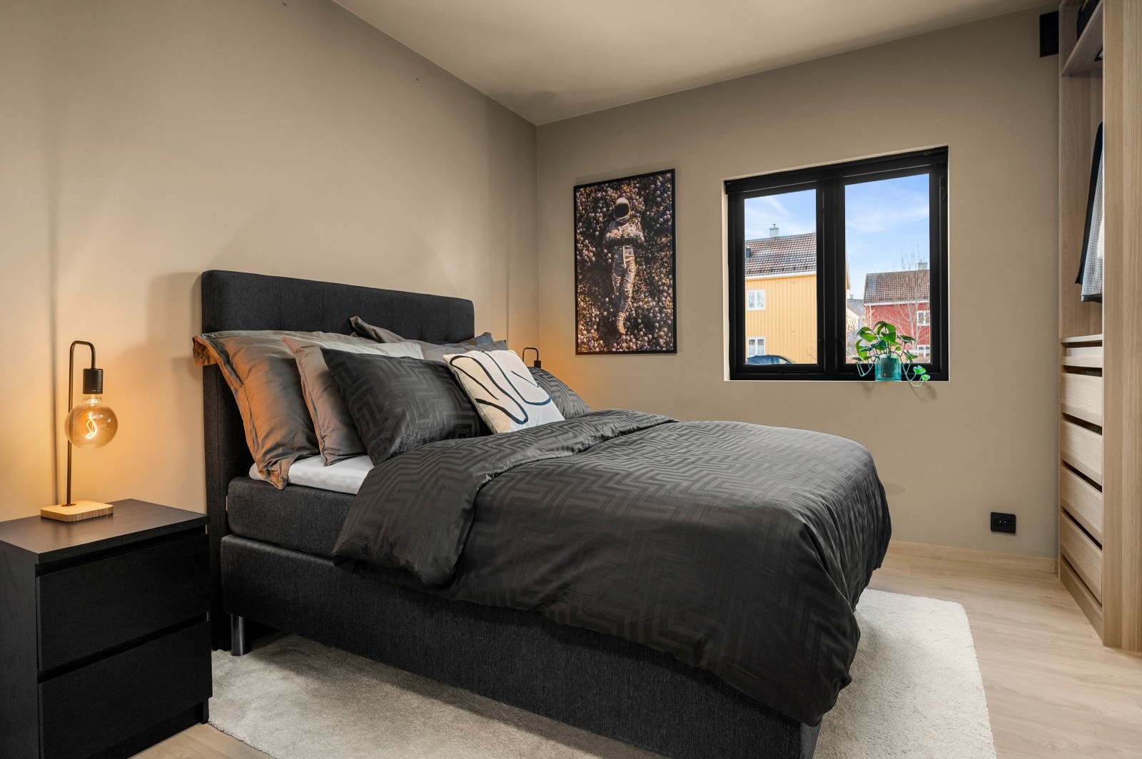 Soverom 1 er 12,5 m² og har mye garderobeplass i garderobeskap som følger handelen. Galleribilde