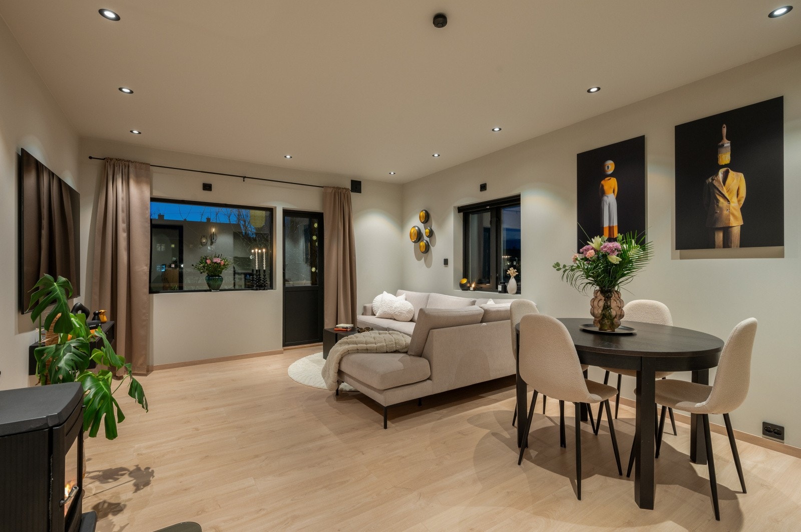 Leiligheten er stilren med gjennomgående fine fargevalg og finish, utvidet spotbelysning og listefri overgang mellom vegg og tak. Takstmannens tilstandsrapport viser at leiligheten er i svært god stand uten behov for tiltak. Galleribilde