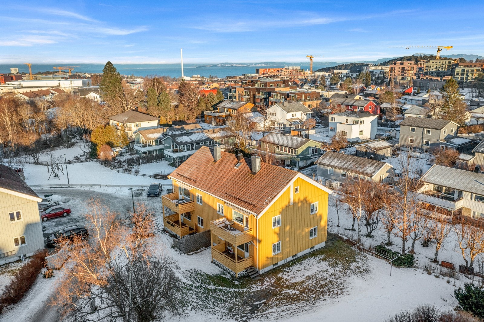 Det er store grøntområder rundt husene og det er potensiale for utbygging av boligene om man ønsker. Dette er sjeldent i borettslagene i Trondheim. Galleribilde
