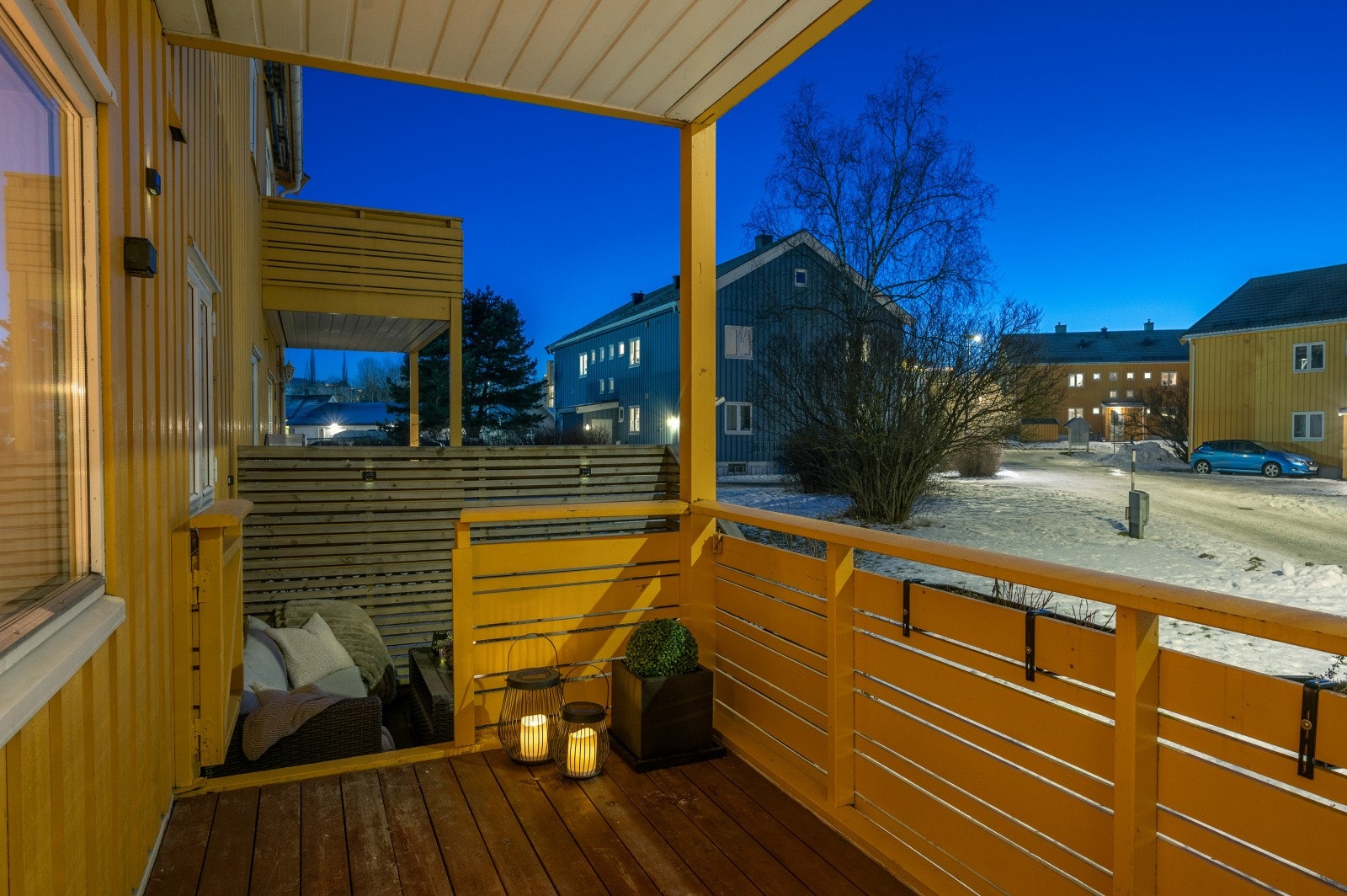 Fra stuen er det utgang til vestvendt veranda med nedgang til terrassen og hage. Her er det sol på ettermiddag og kveld. Galleribilde