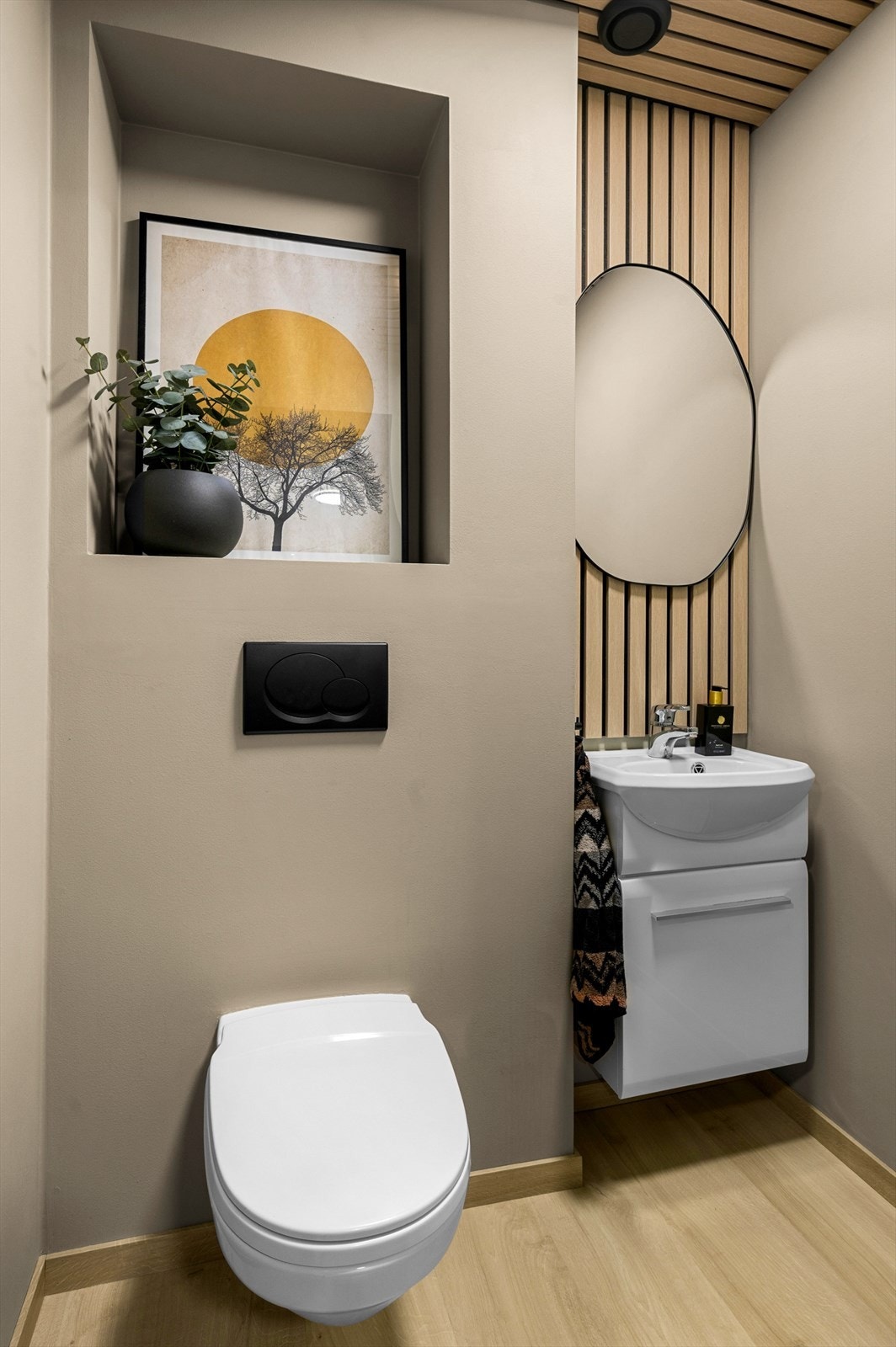 WC-rom med vask ligger like ved inngangen til leiligheten. Galleribilde