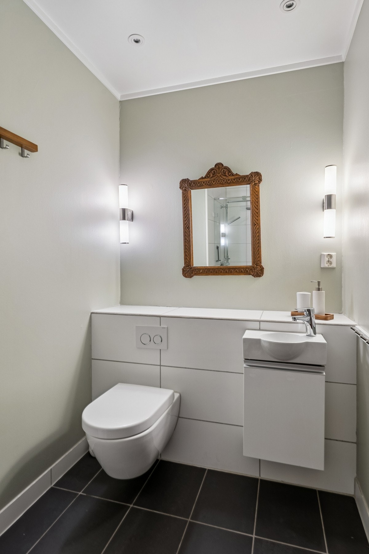 Bad med funksjonell planløsning og tidløse materialvalg. Galleribilde