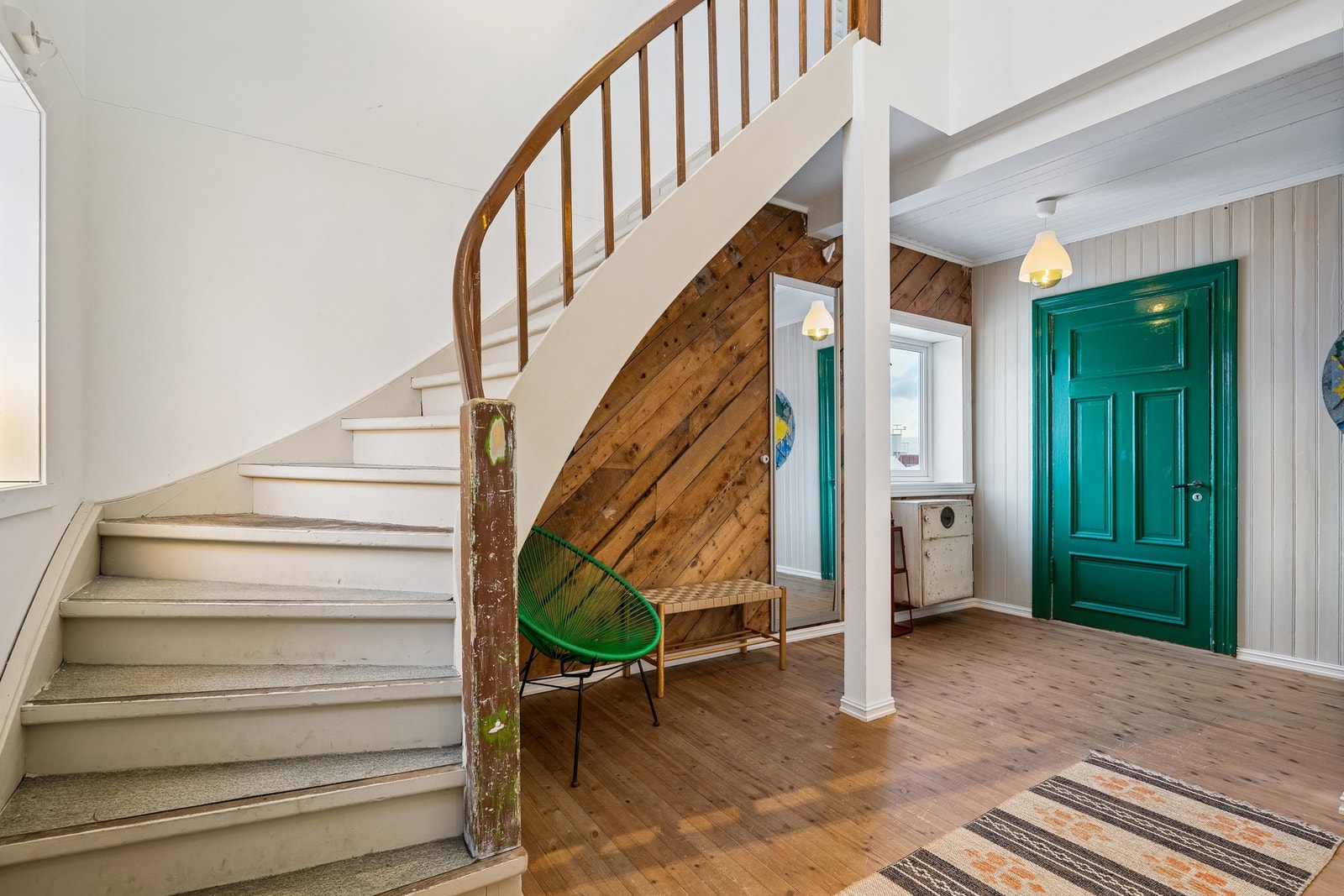 Etasjen er innredet med tre soverom og ett bad. Galleribilde