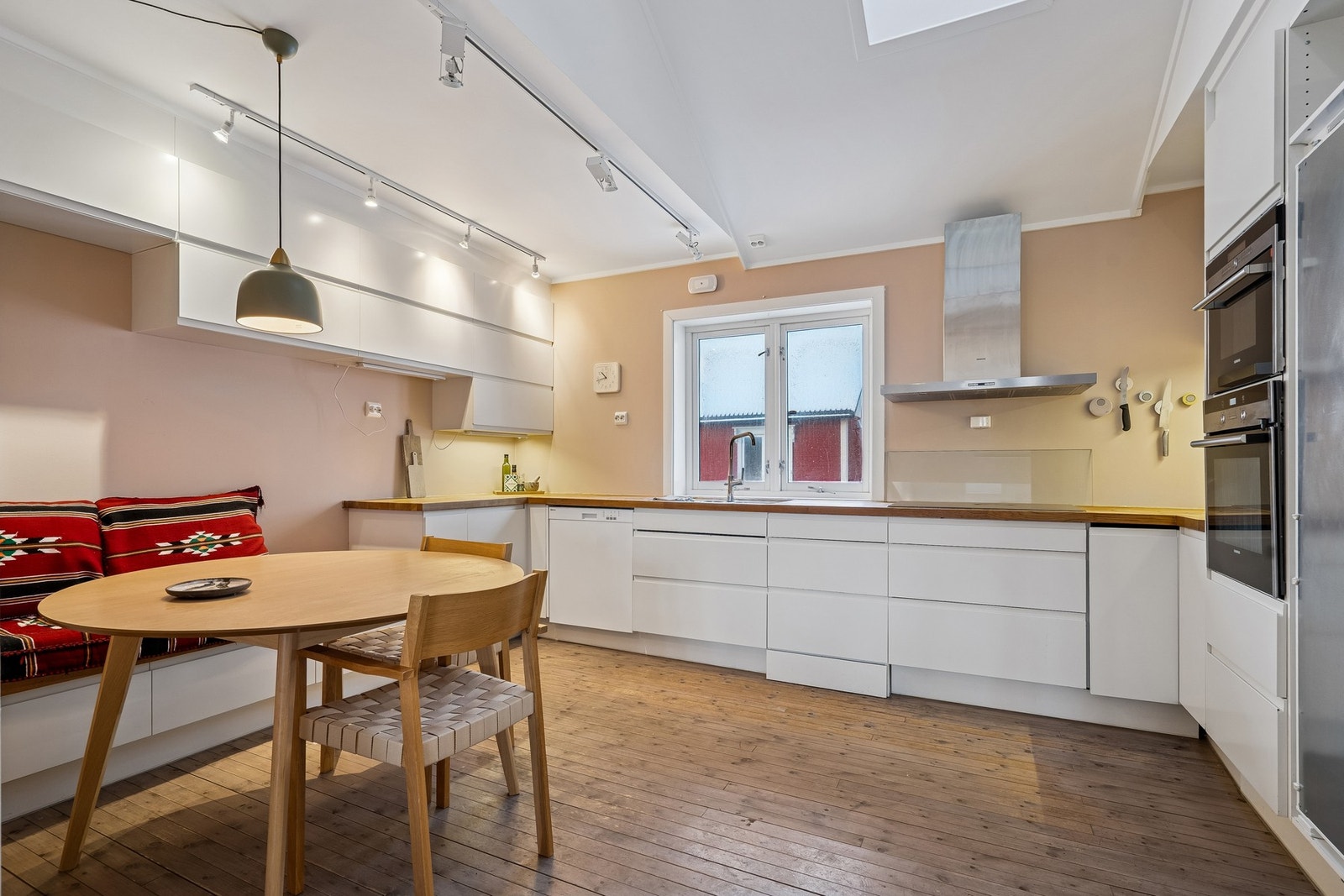 Kjøkkenet har en praktisk utforming med god arbeidsflyt. Galleribilde