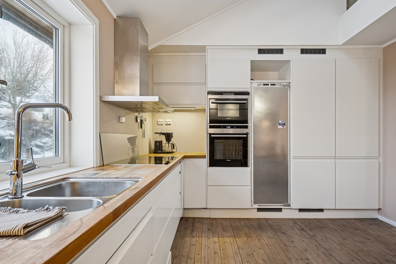 Romslig kjøkken med rikelig skap- og benkeplass. Galleribilde