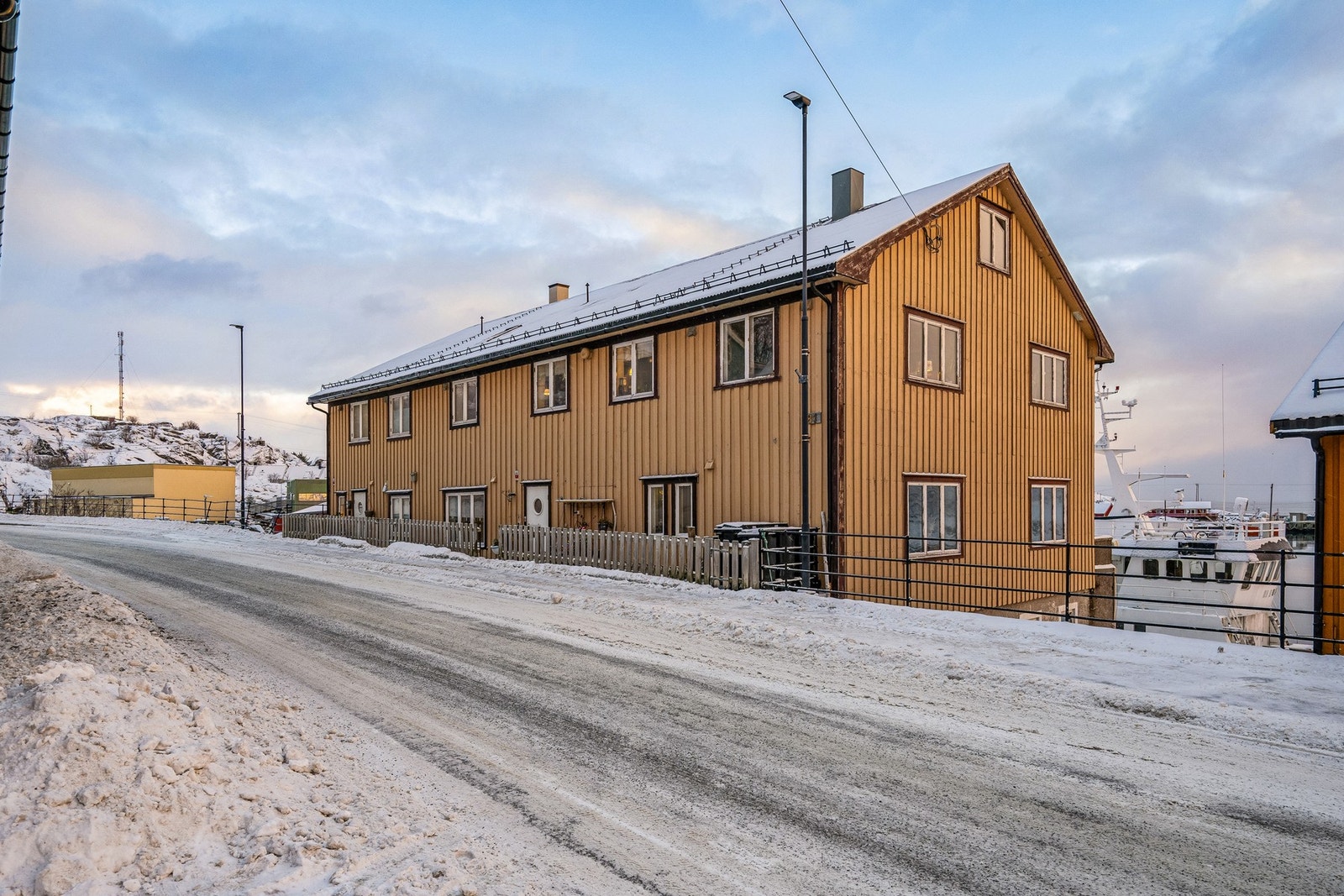 Boligen ligger i "Schønningbrygga" som ble bygget i 1884, det var Stamsunds første væreierbolig. Sentral beliggenhet i fiskeværet Stamsund. Her bor du like ved café og du har gangavstand til butikk, restaurant og hurtigruteanløp. Stamsund har og et rikt k Galleribilde