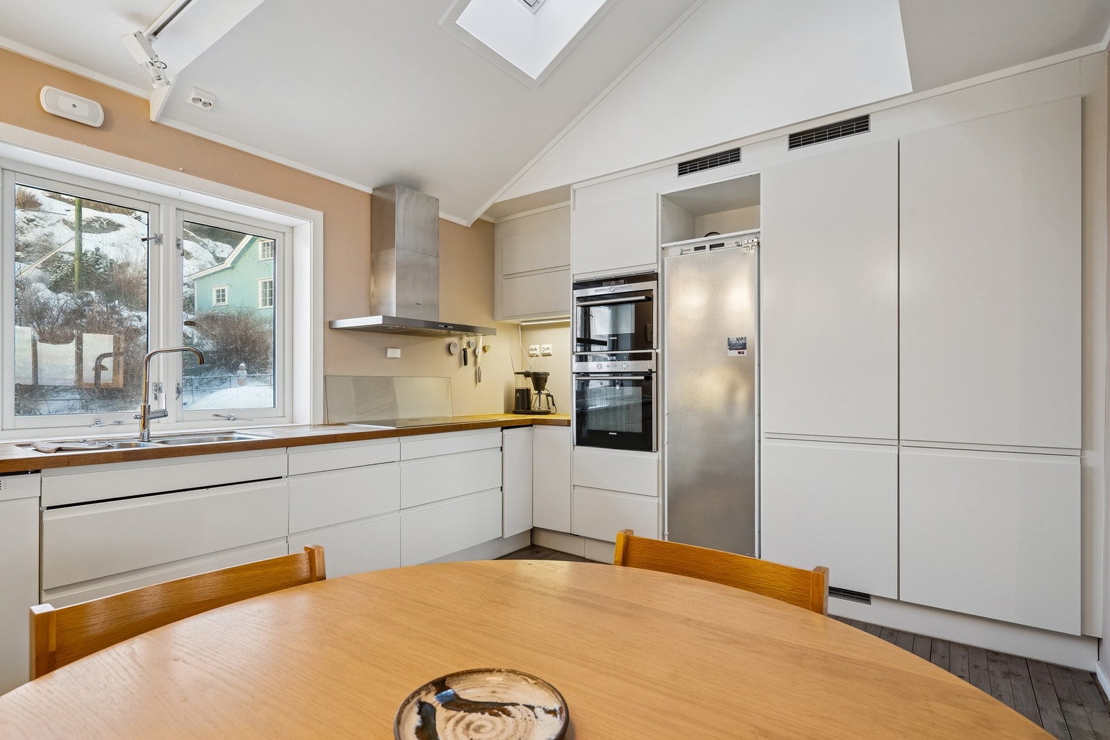 Utstyrt med integrerte hvitevarer. Stekeovn i arbeidshøyde. Galleribilde