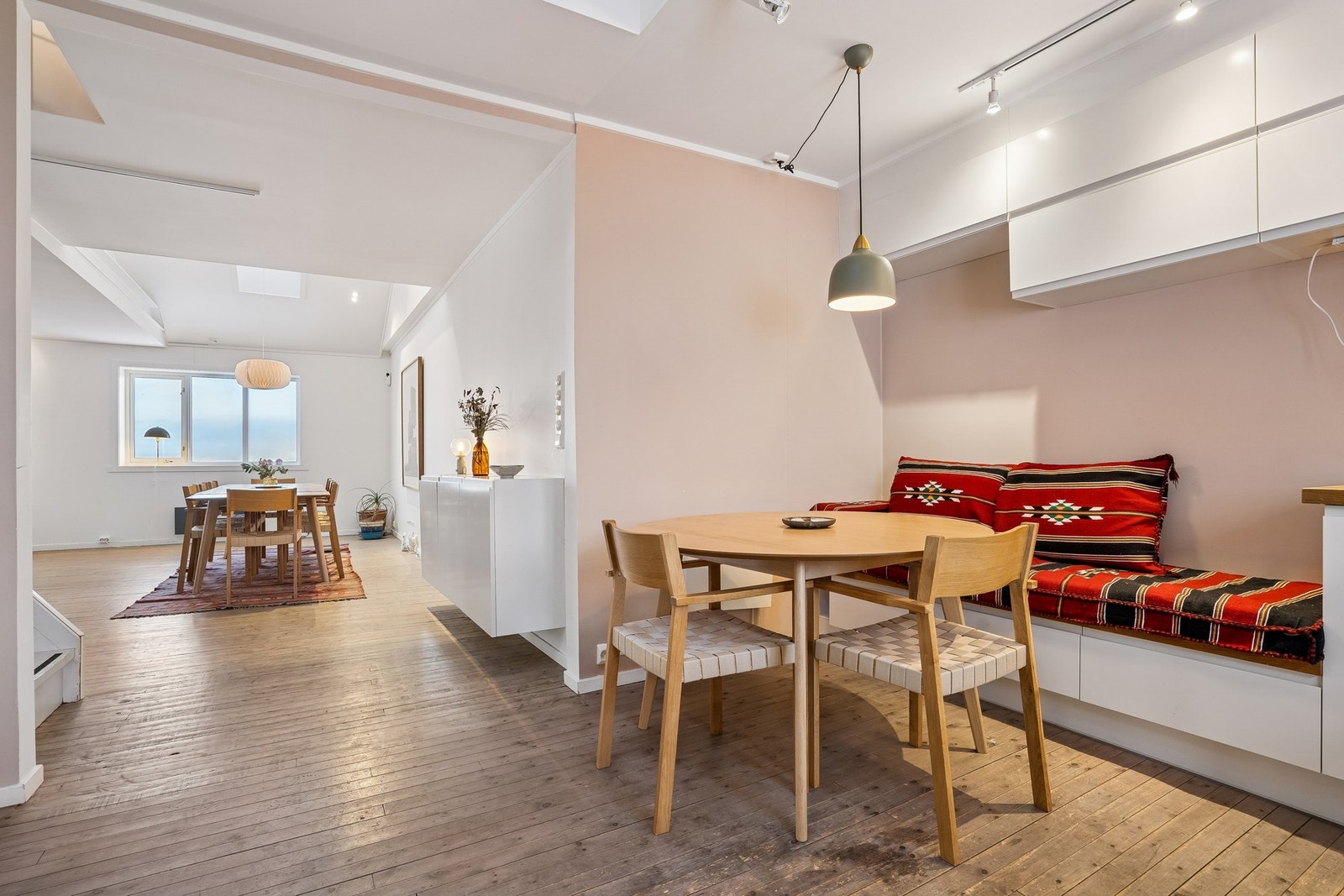 Hyggelig frokosthjørne med fast benk og plass til spisebord. Galleribilde