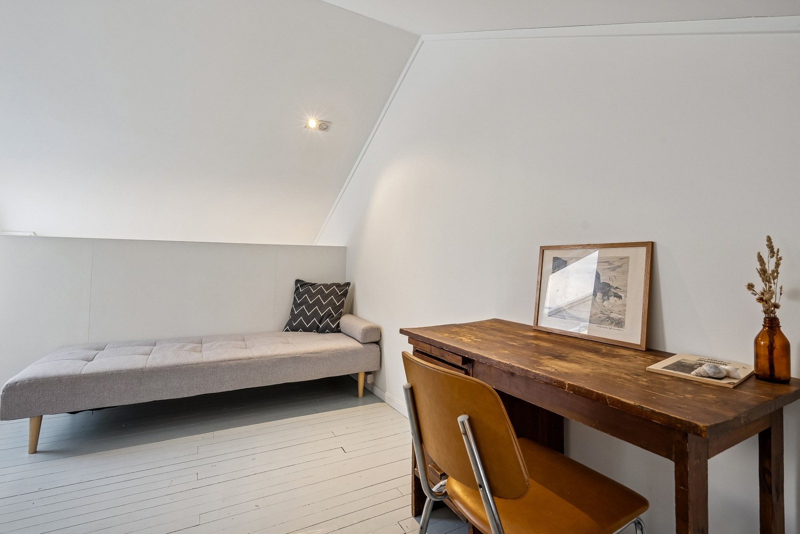 Praktisk arbeidsplass på loftet, velegnet som hjemmekontor. Galleribilde