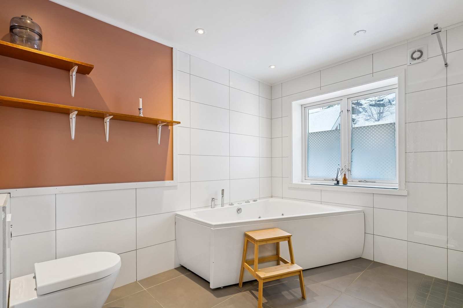 Badet fremstår romslig, funksjonelt og smakfullt. Galleribilde