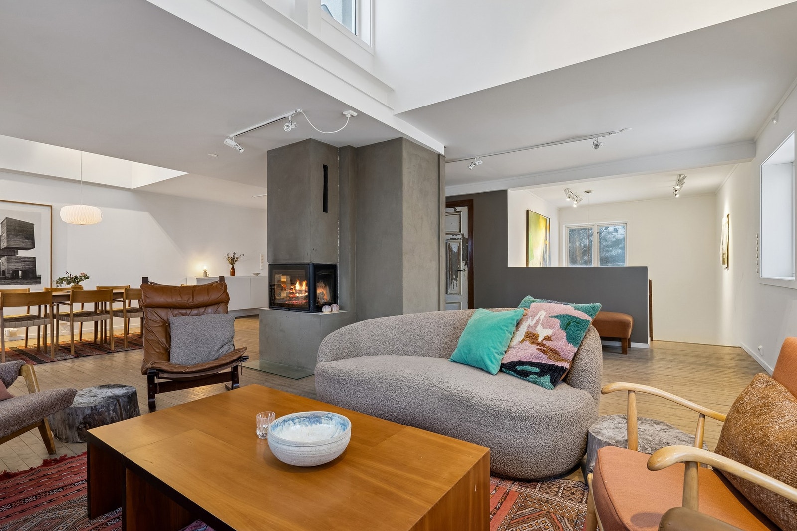 Stuen fremstår luftig med hjelp av god romhøyde og en åpen romfølelse. Galleribilde