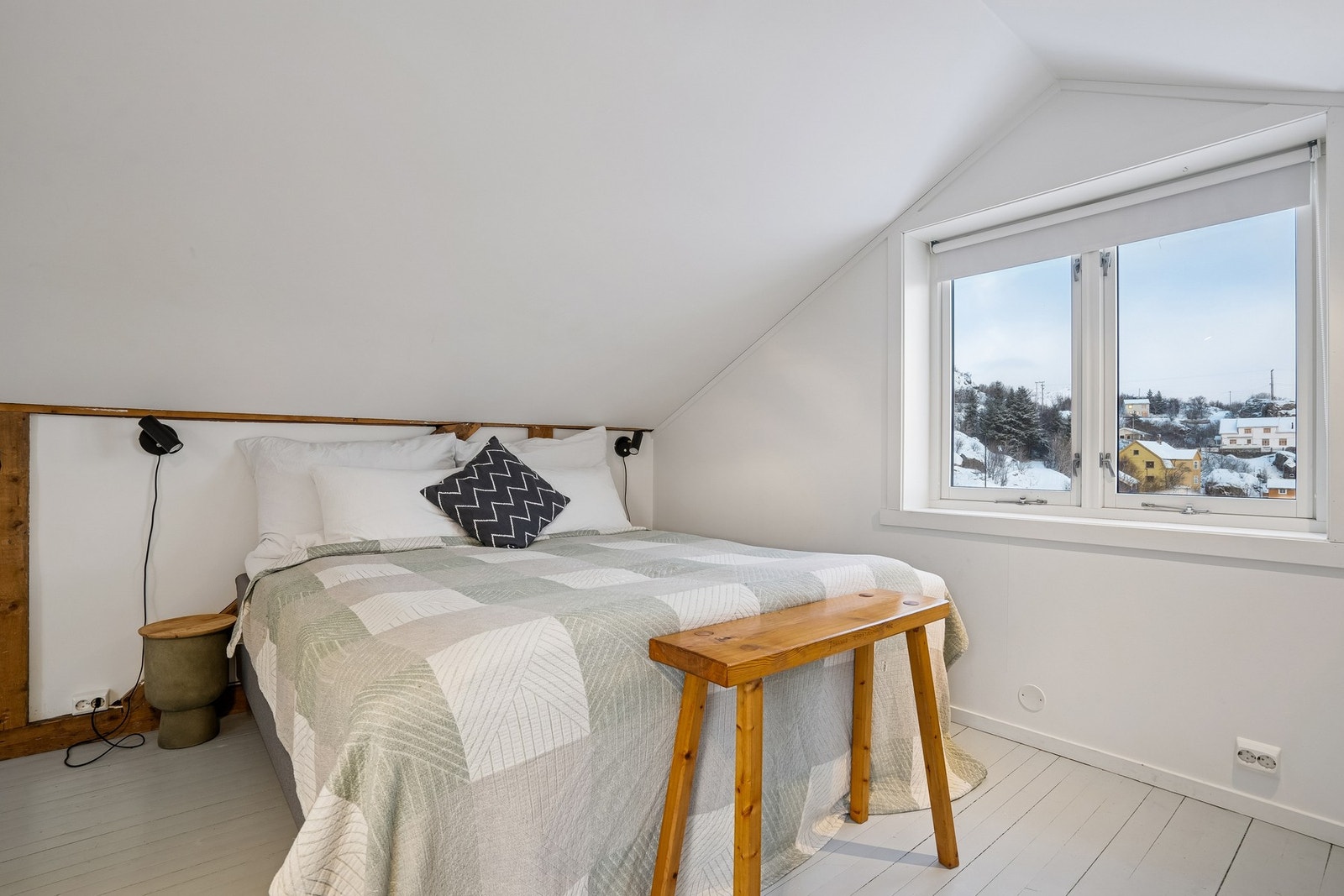 Loftsrom som benyttes til soverom. Dette er ikke godkjent som soverom av kommunen. Galleribilde