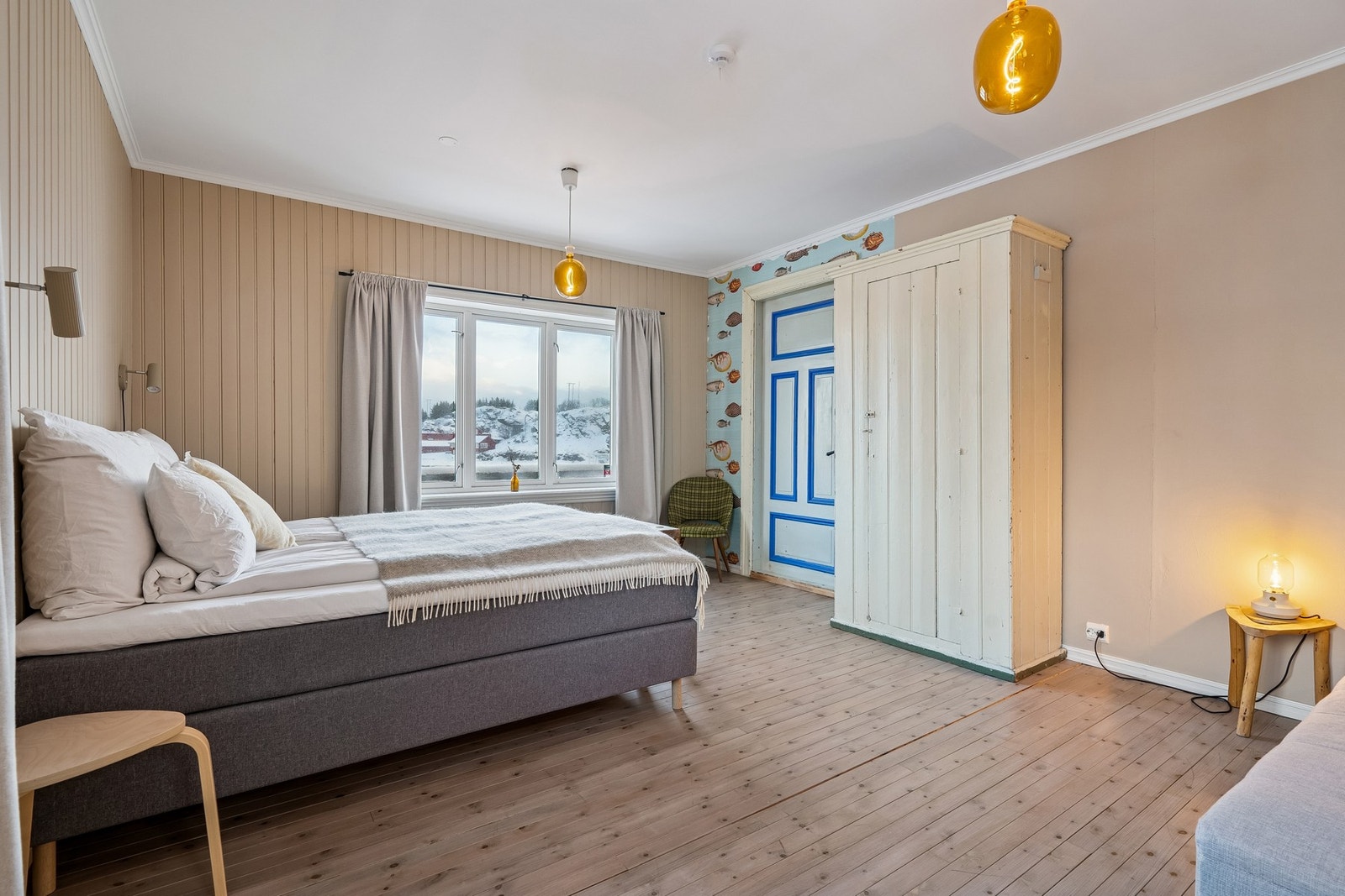 Soverommet har godt lysforhold gjennom store vinduer. Galleribilde